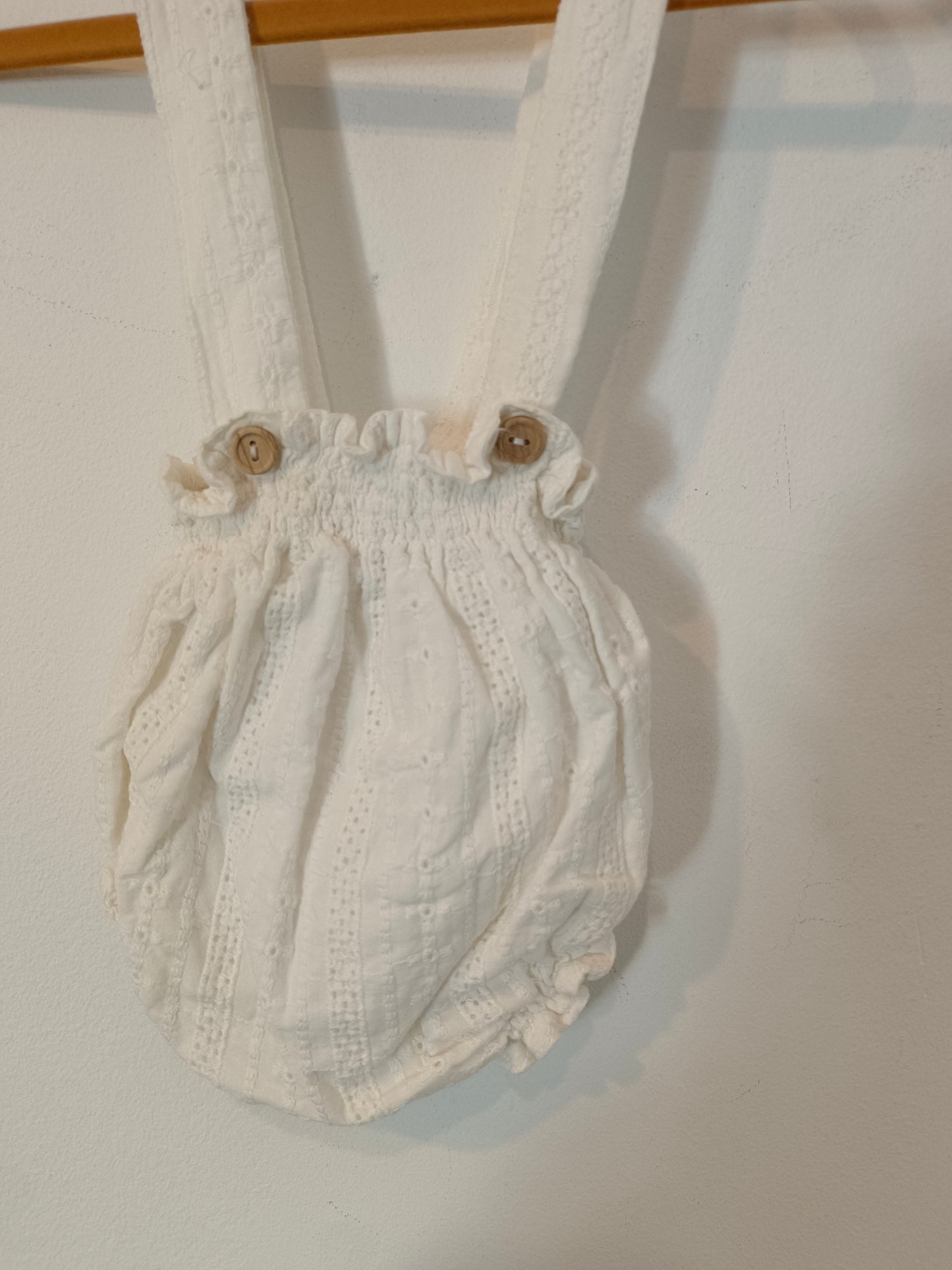 MIJI. White embroidered romper S. 0-1 months
