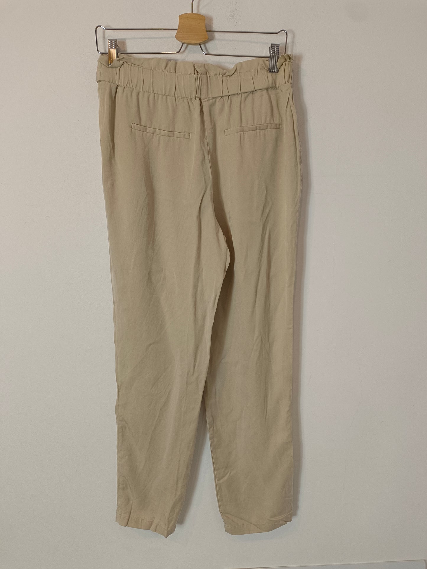 NAF NAF. Pantalón beige fluido T.38