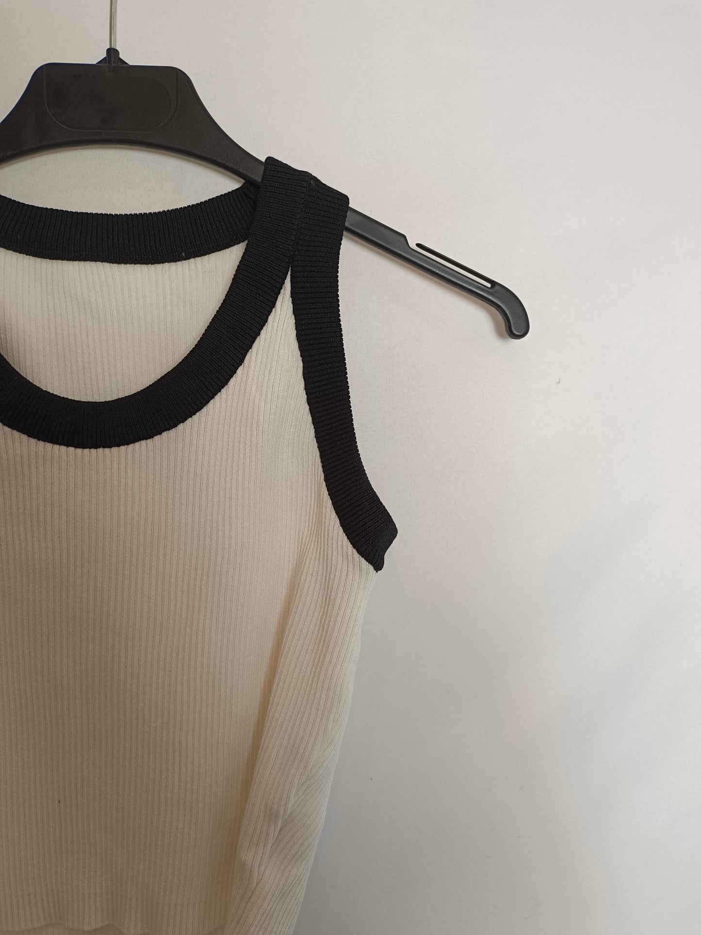 OTRAS. Top blanco canalé TU(xs)