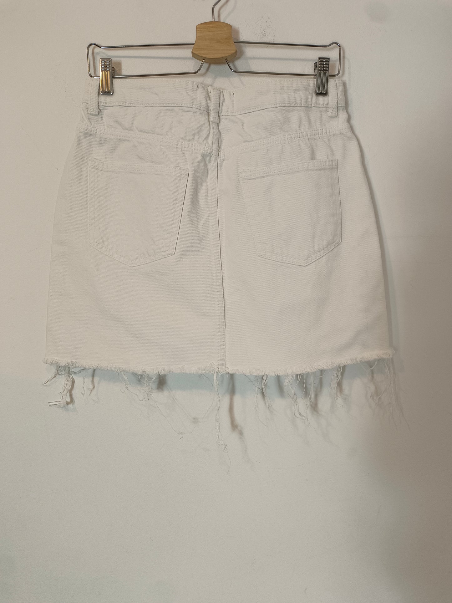 PRIMARK. Short white denim skirt, size 40