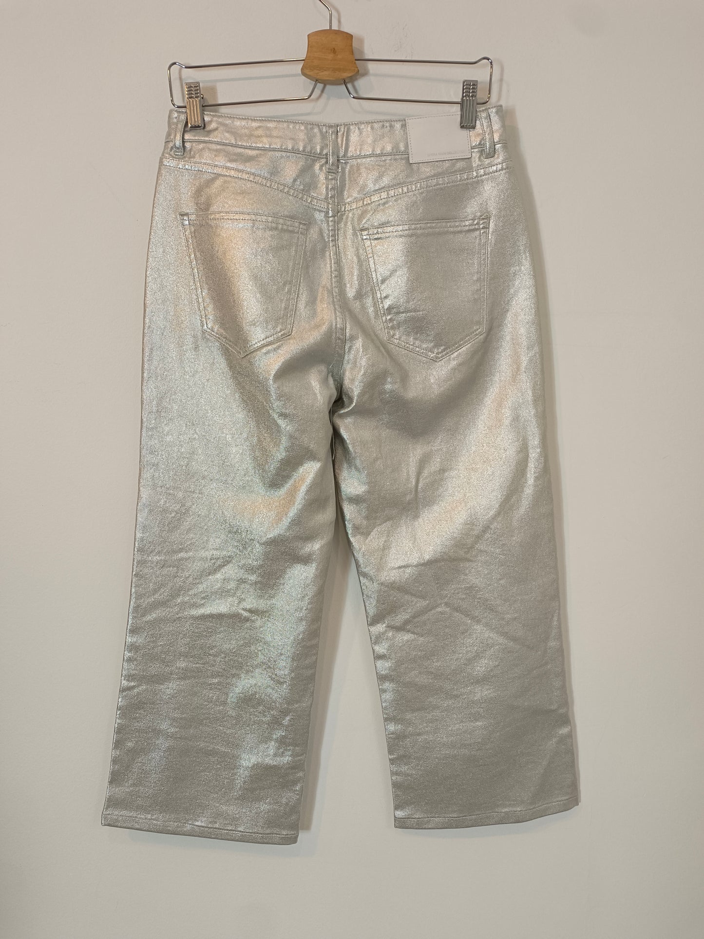 SFERA. Pantalón encerado plateado T.36