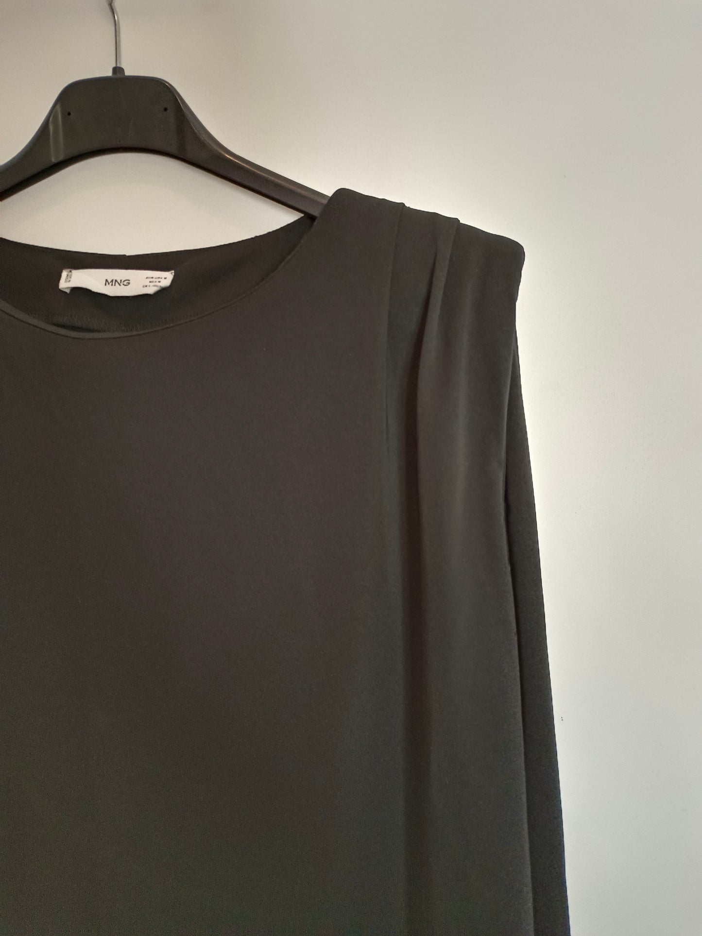 MANGO. Black top with shoulder pads Tm