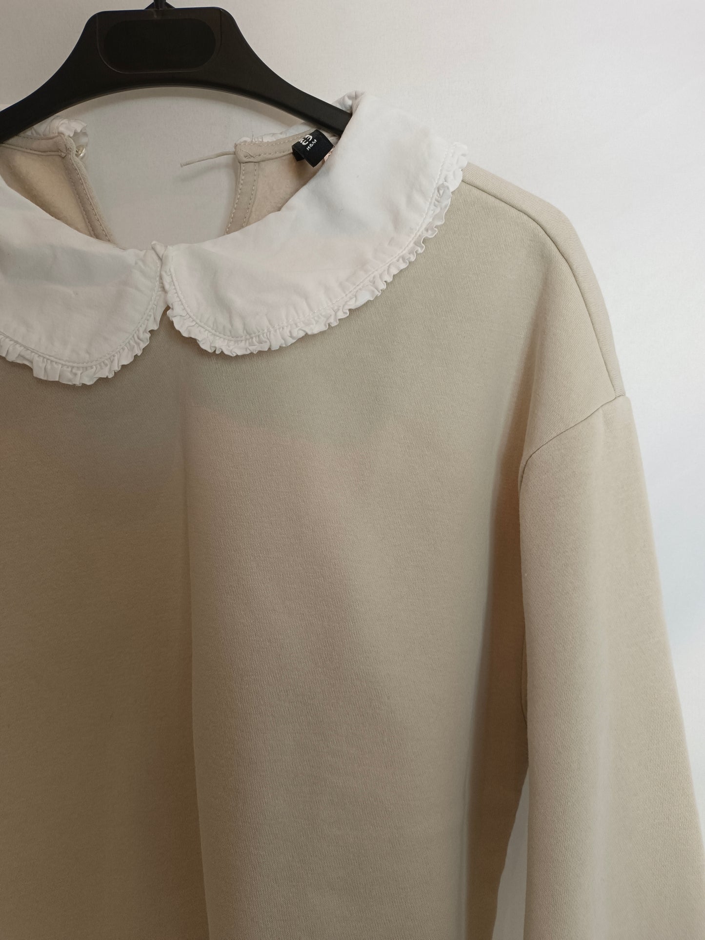 H&M. Beige sweatshirt with T.xs collar