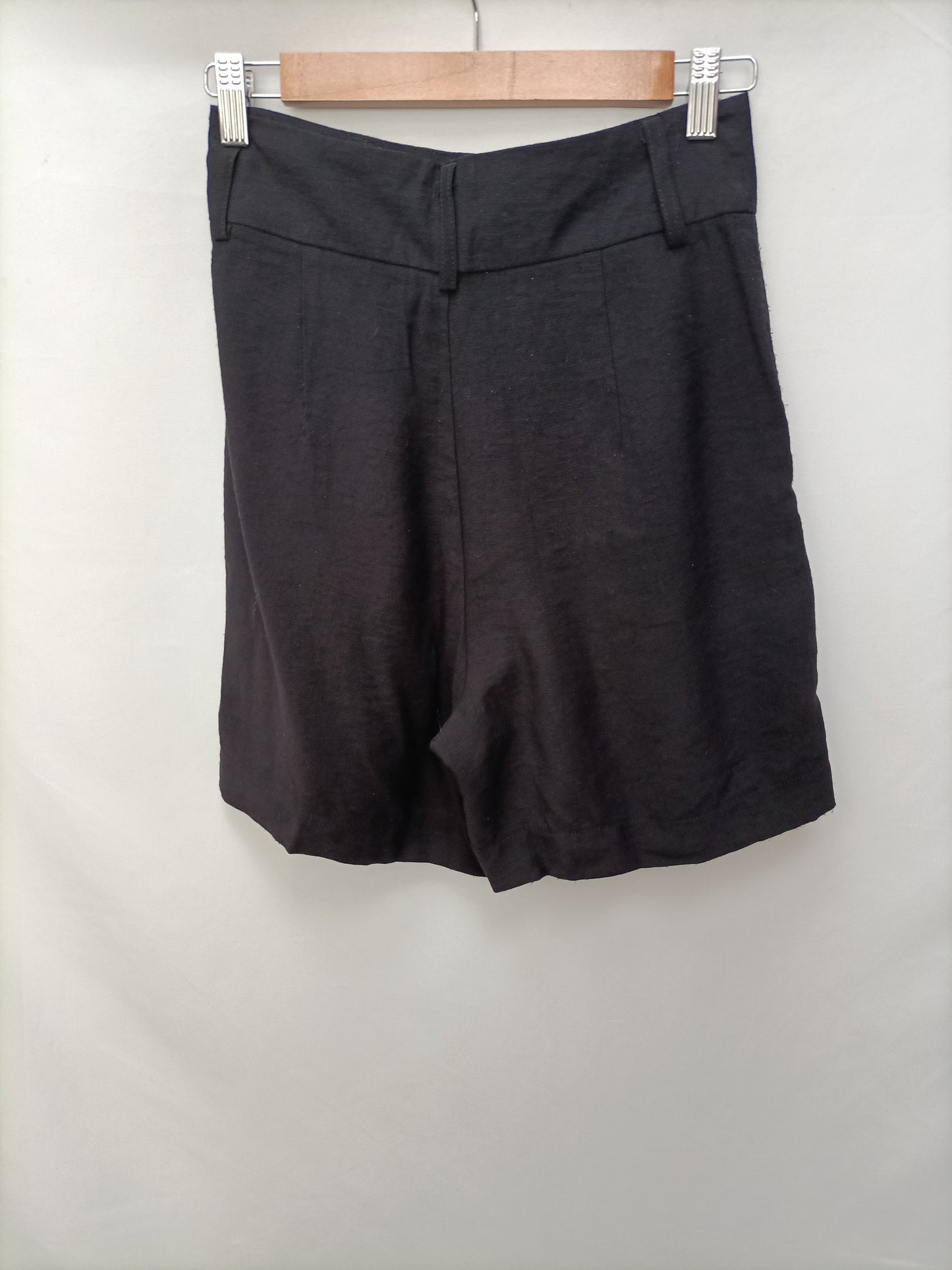 STRADIVARIUS. Bermuda negra fluida T.36