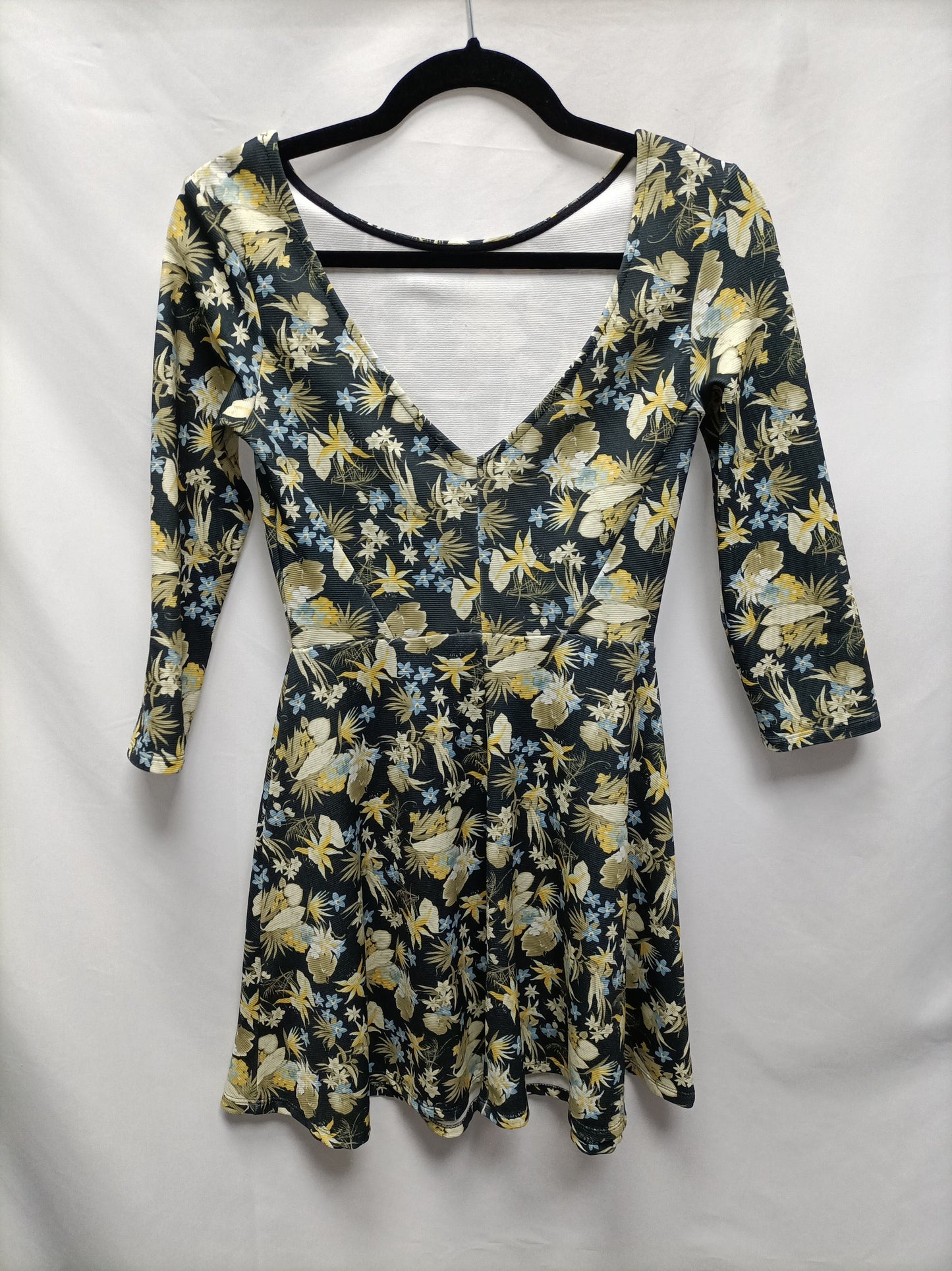 BERSHKA. Vestido verde flores T.m