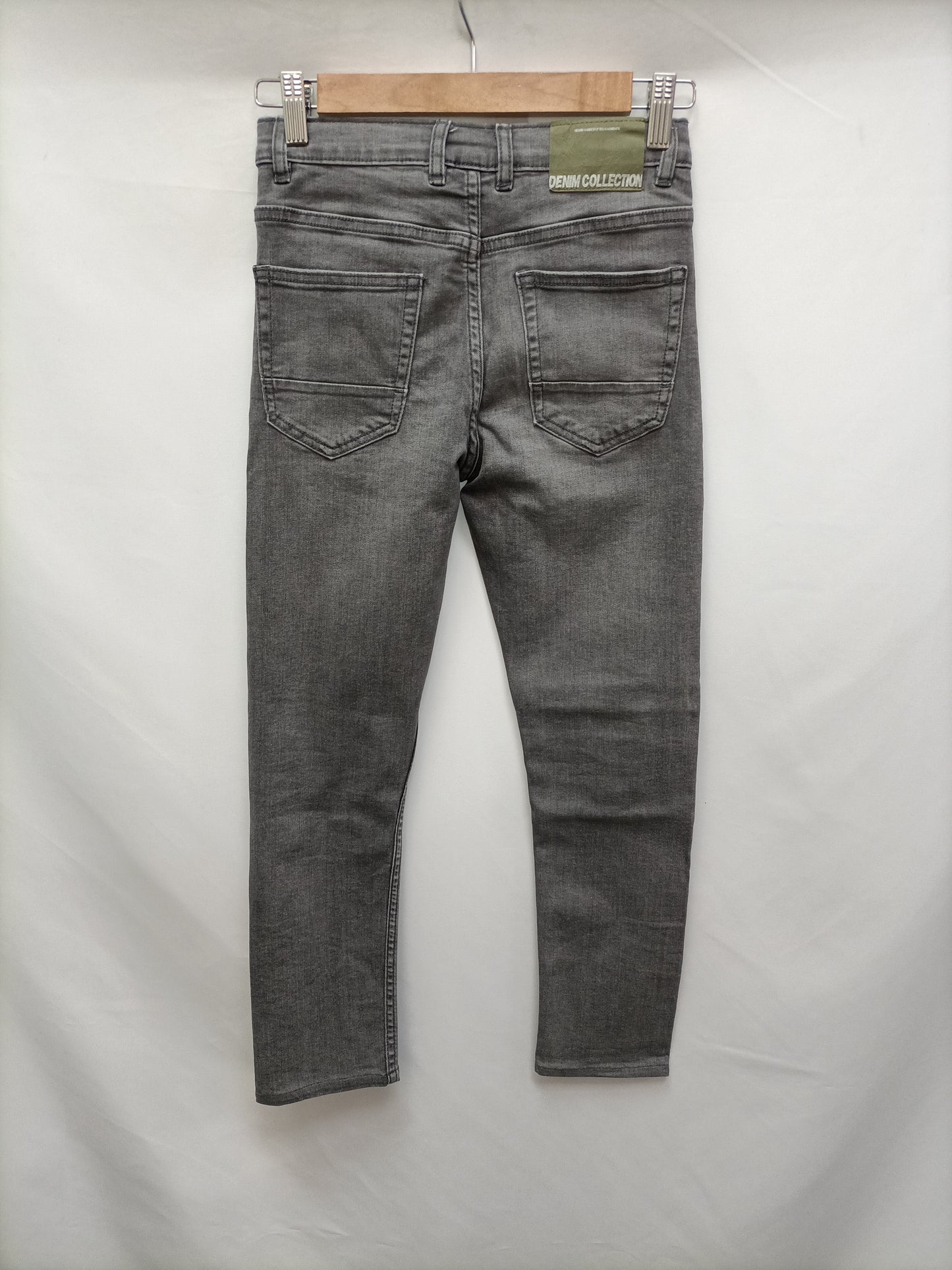 ZARA. Pantalón gris pitillo T.11/12