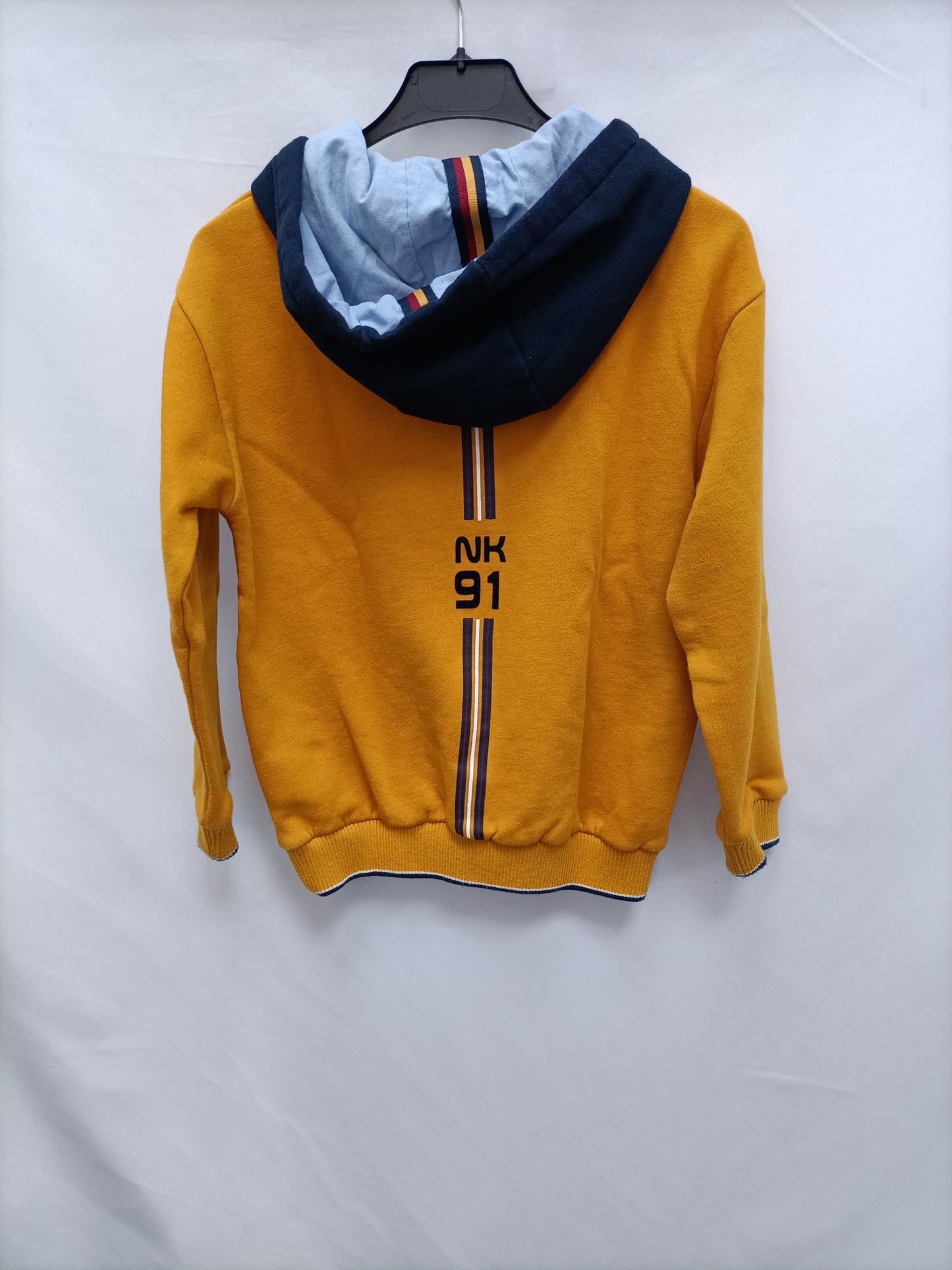 NUKUTAVAKE. Sudadera mostaza letras T.12