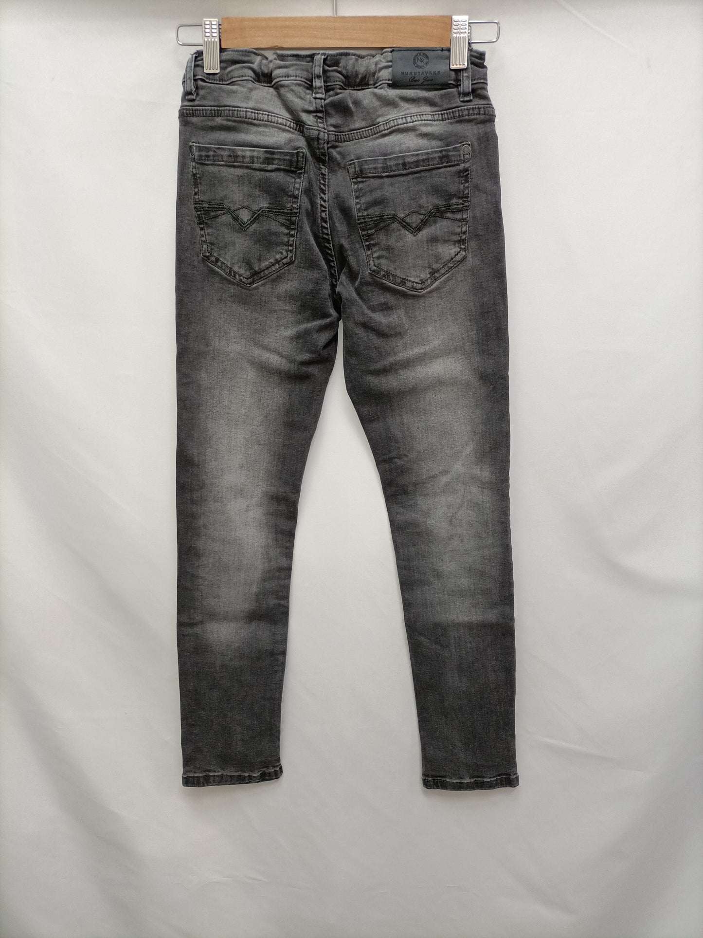 NUKUTAVAKE. Pantalones gris oscuro T.12