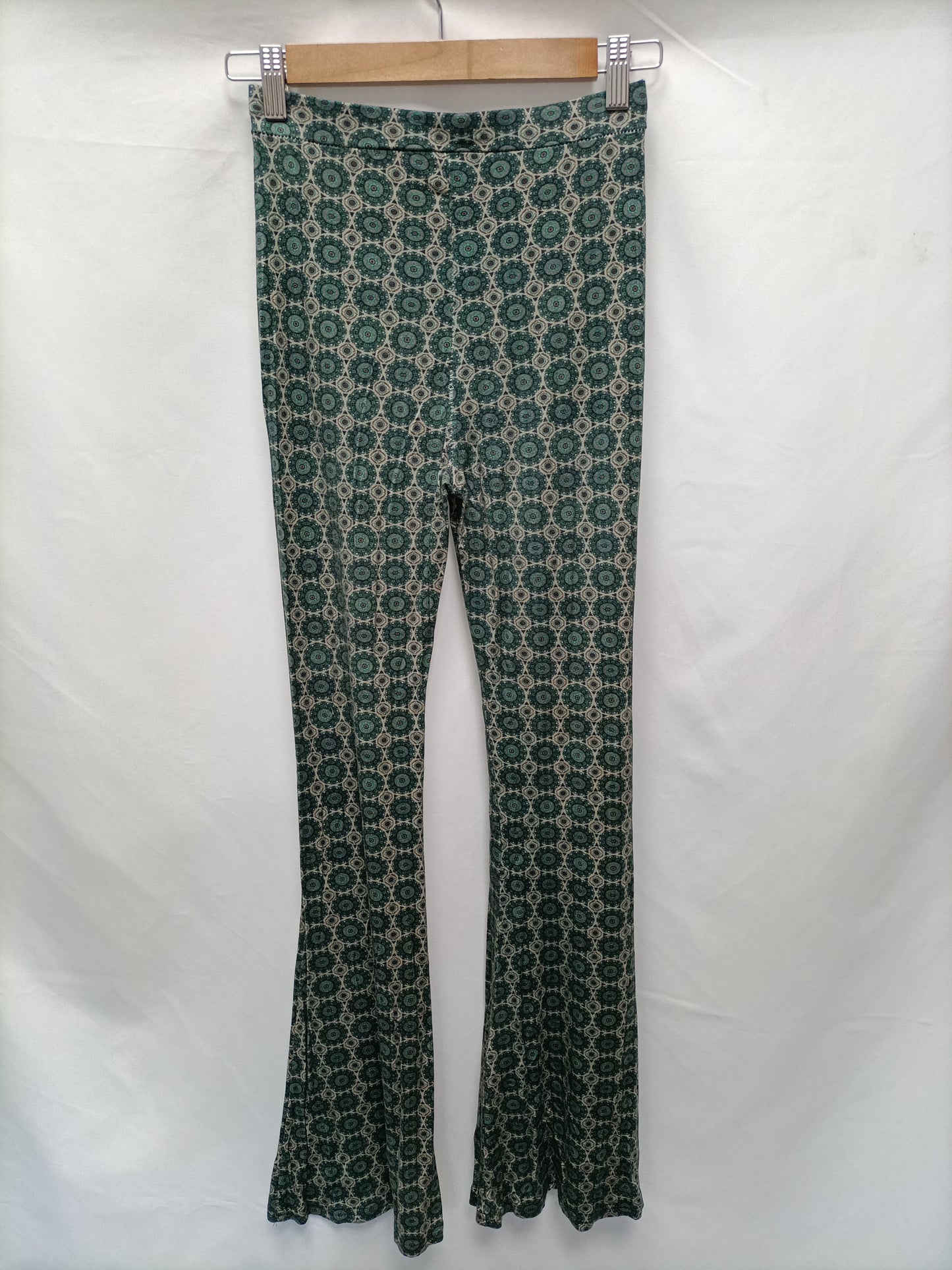 OTRAS. Pantalón de campana verdesT.u (s)