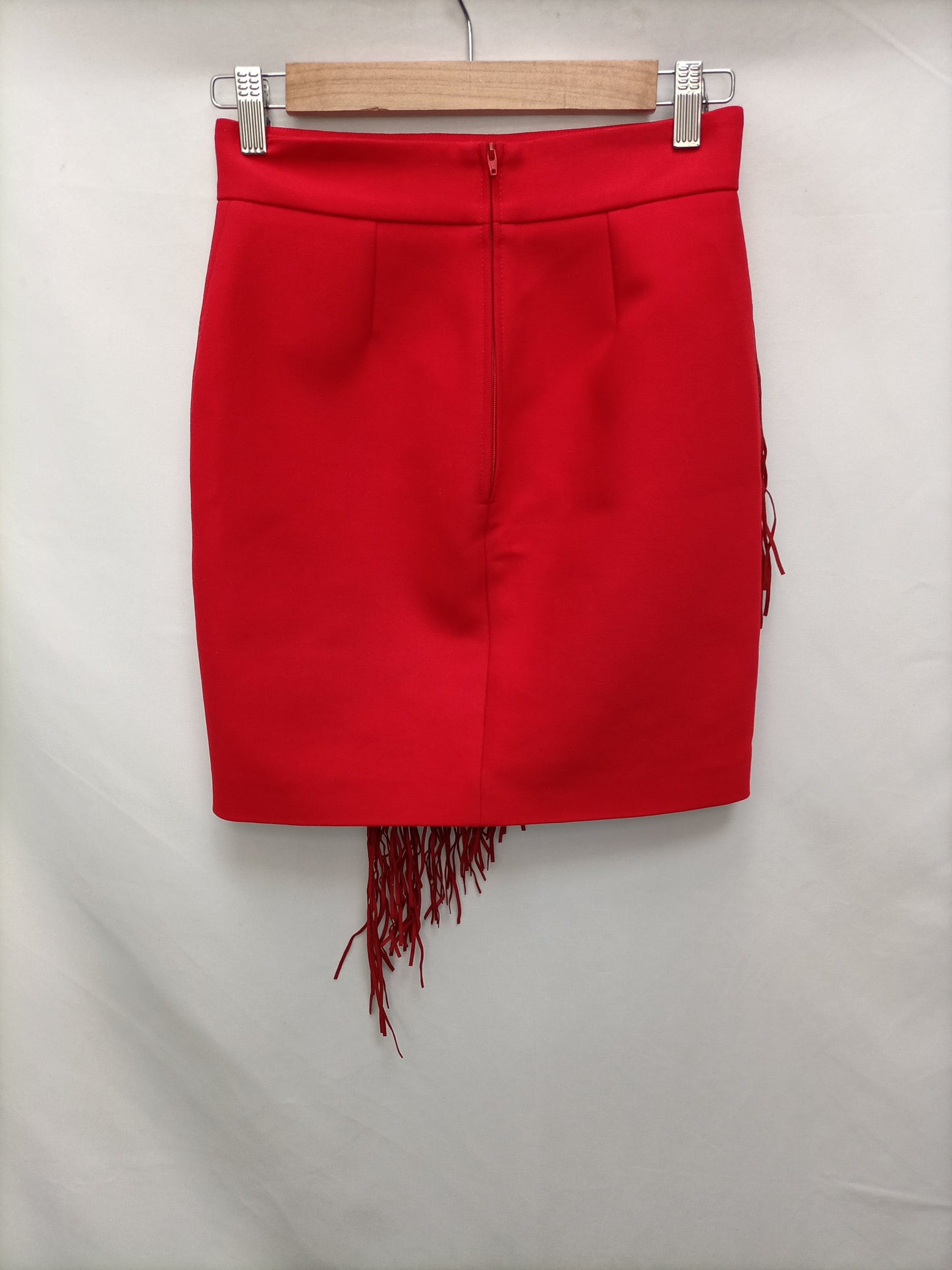 MAJE. Falda roja flecos T.36