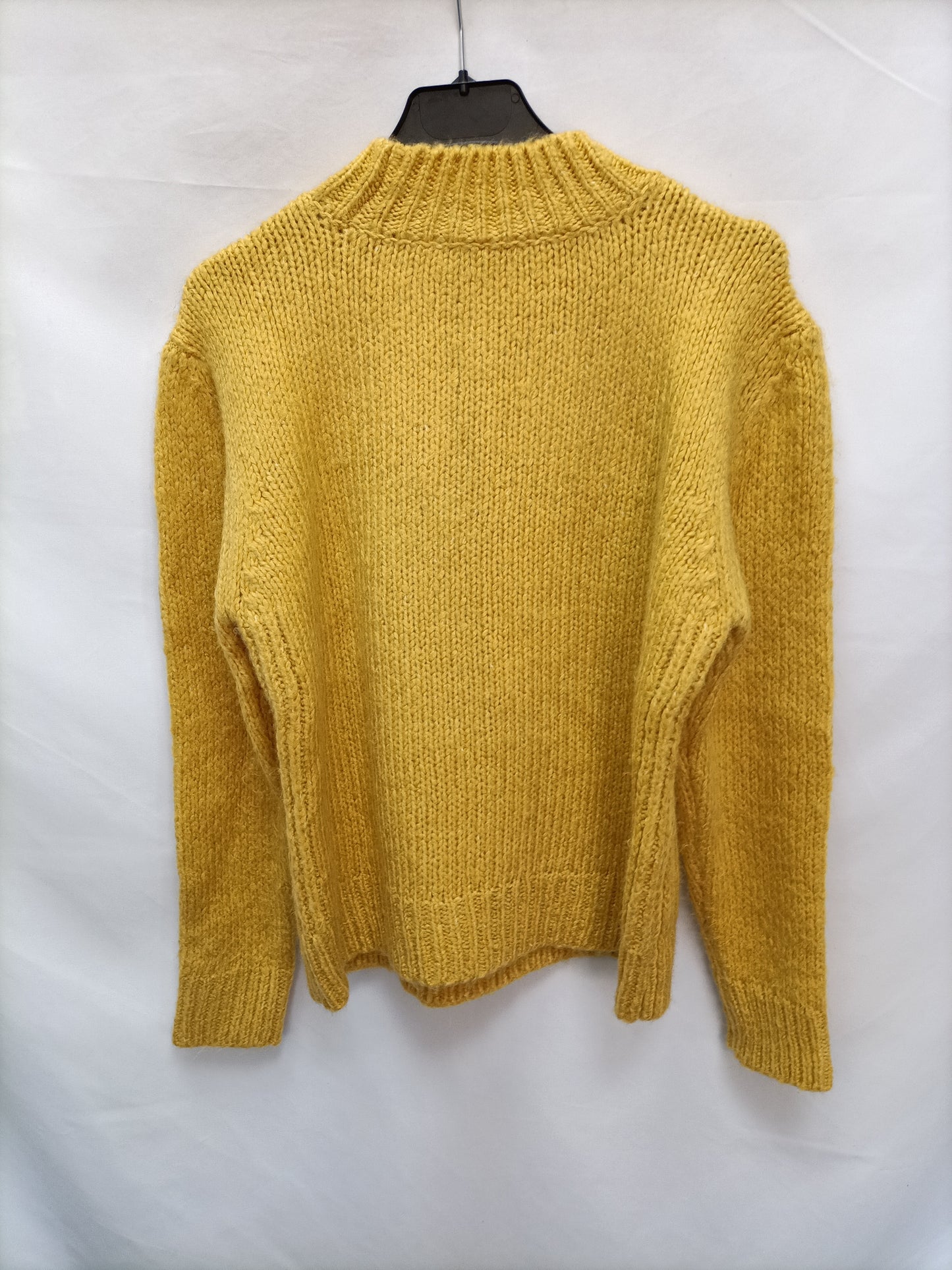 MANGO. Jersey gordito amarillo T.s