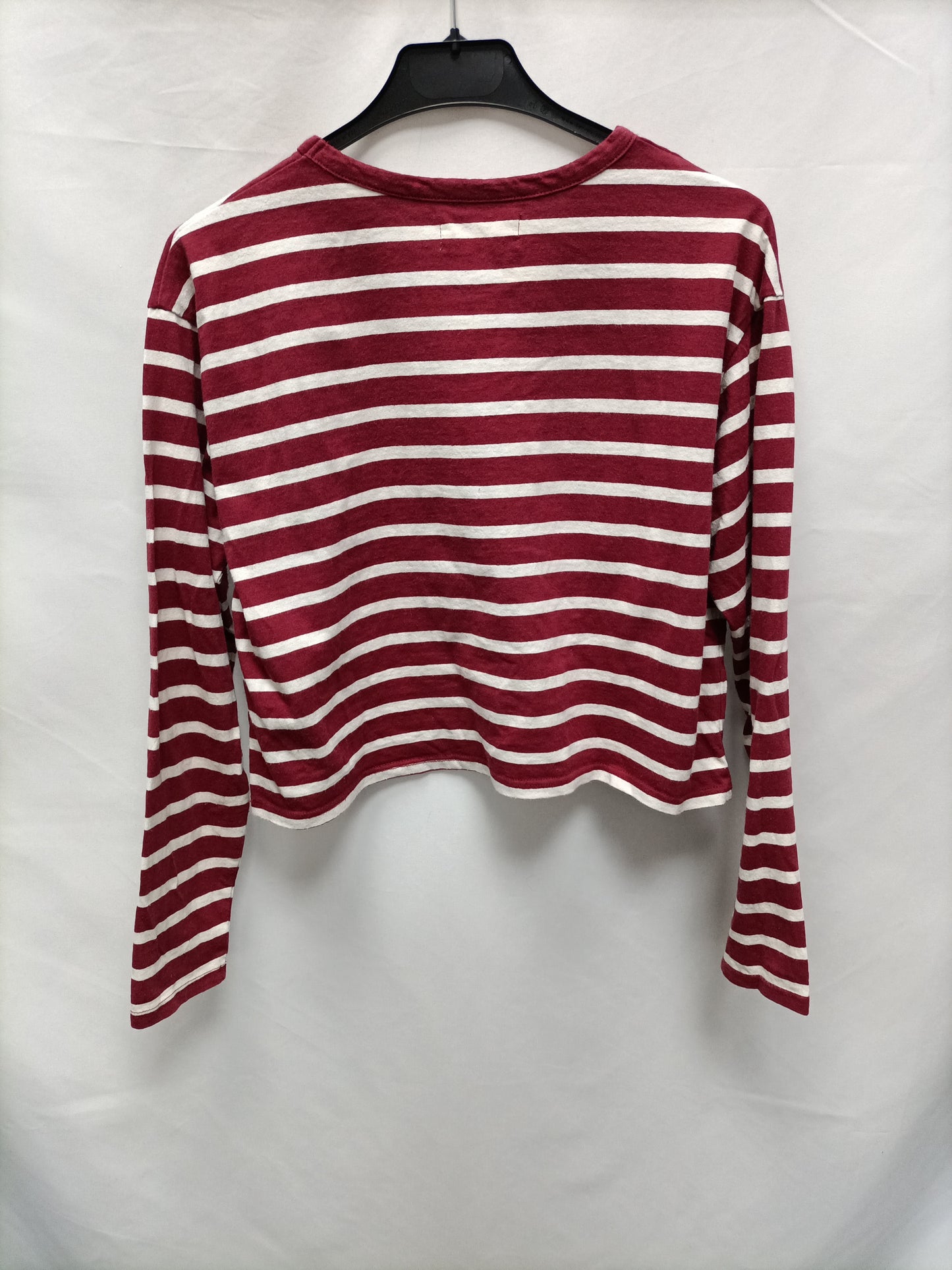 TWINTIP. Burgundy and white striped Ts top