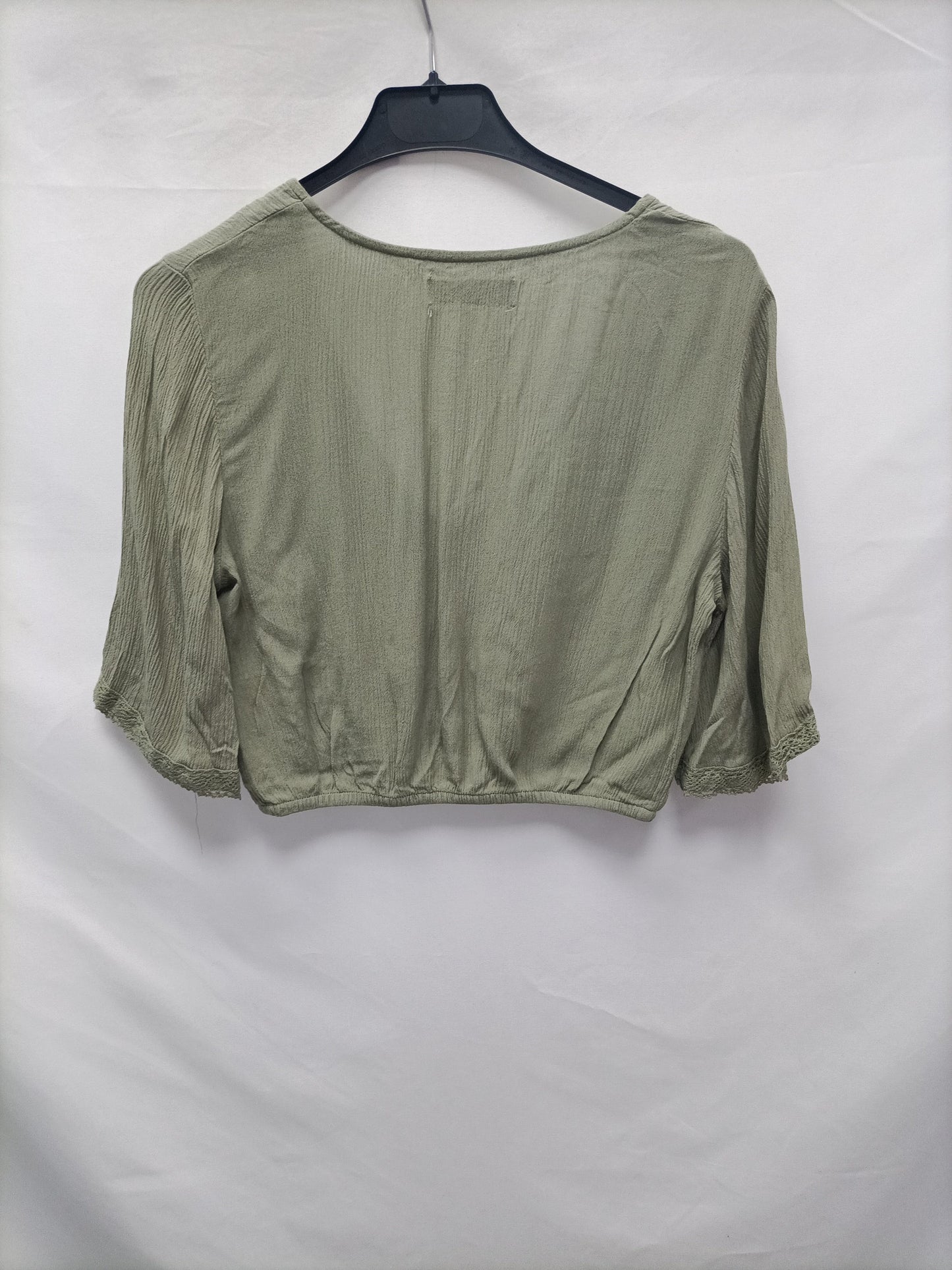 PULL & BEAR. Green Ts button top