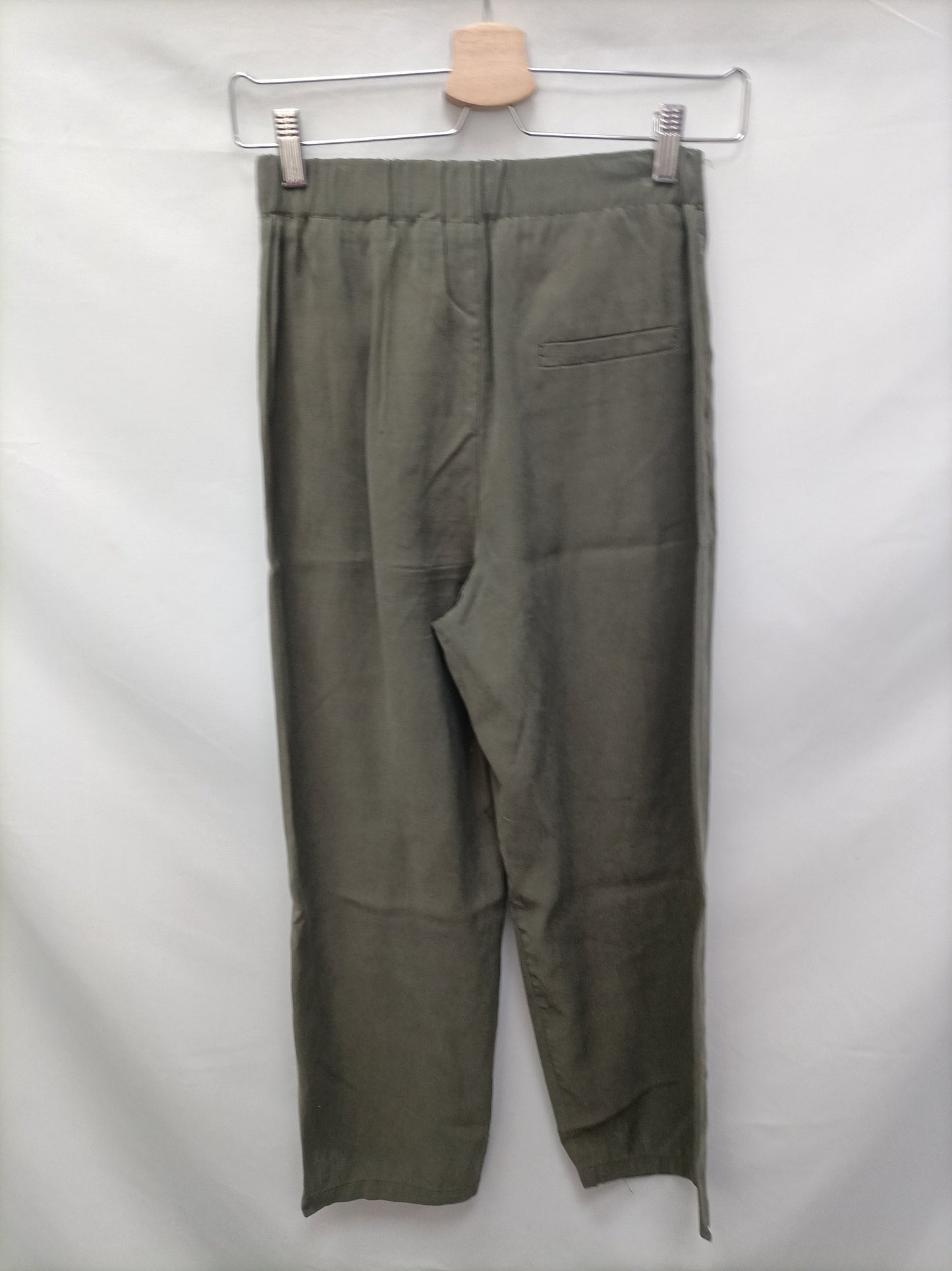 MANGO. Pantalón fluido verde T.34