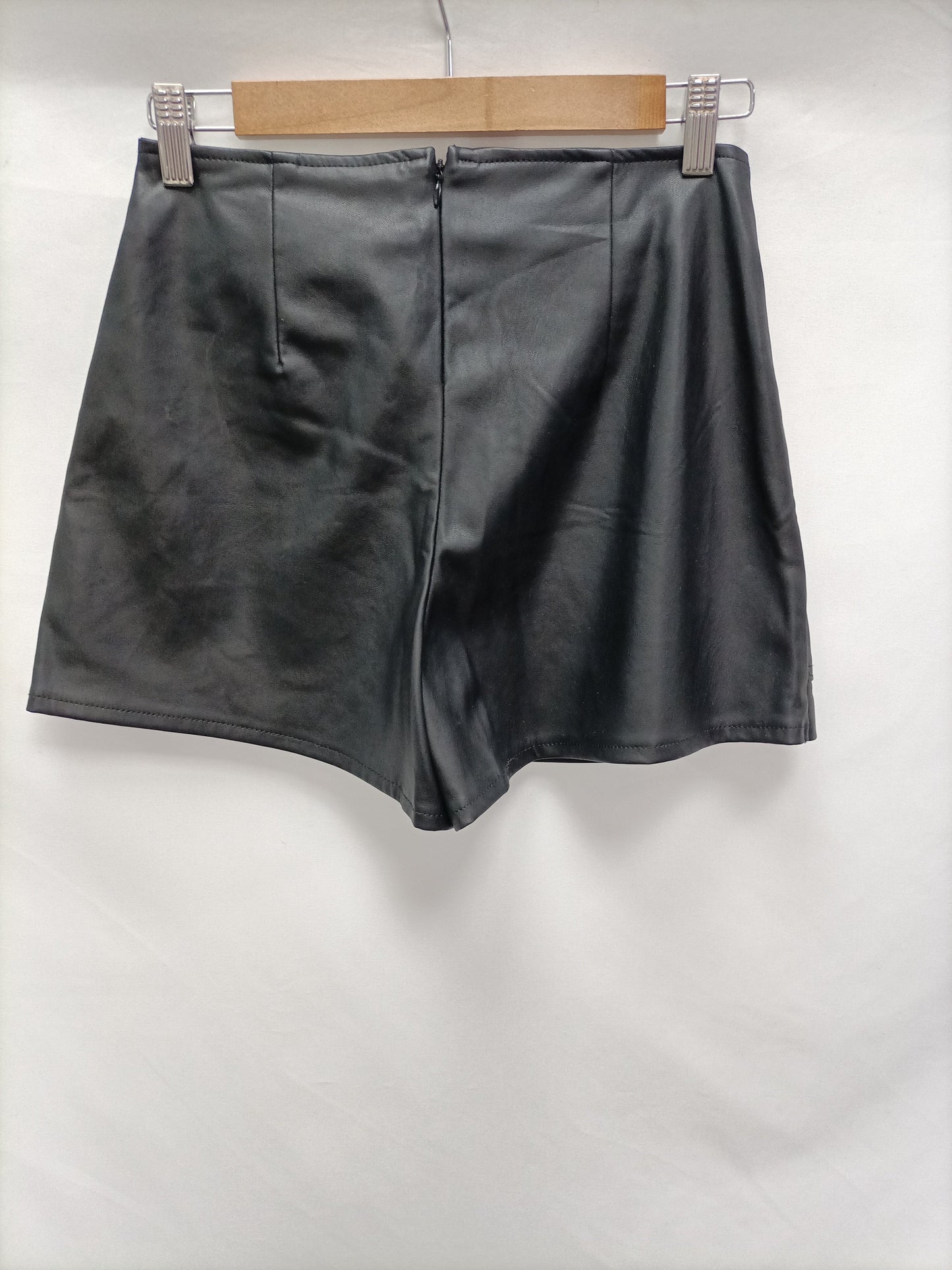 BERSHKA. Falda/ pantalón negra T.s