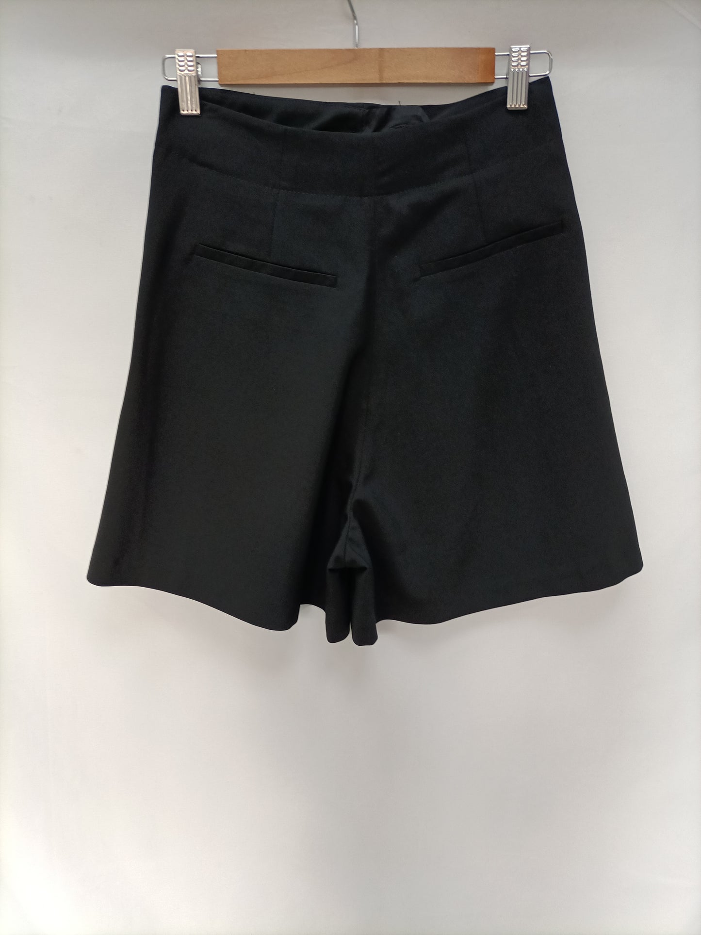 ADOLFO DOMÍNGUEZ. Bermuda negra T.34