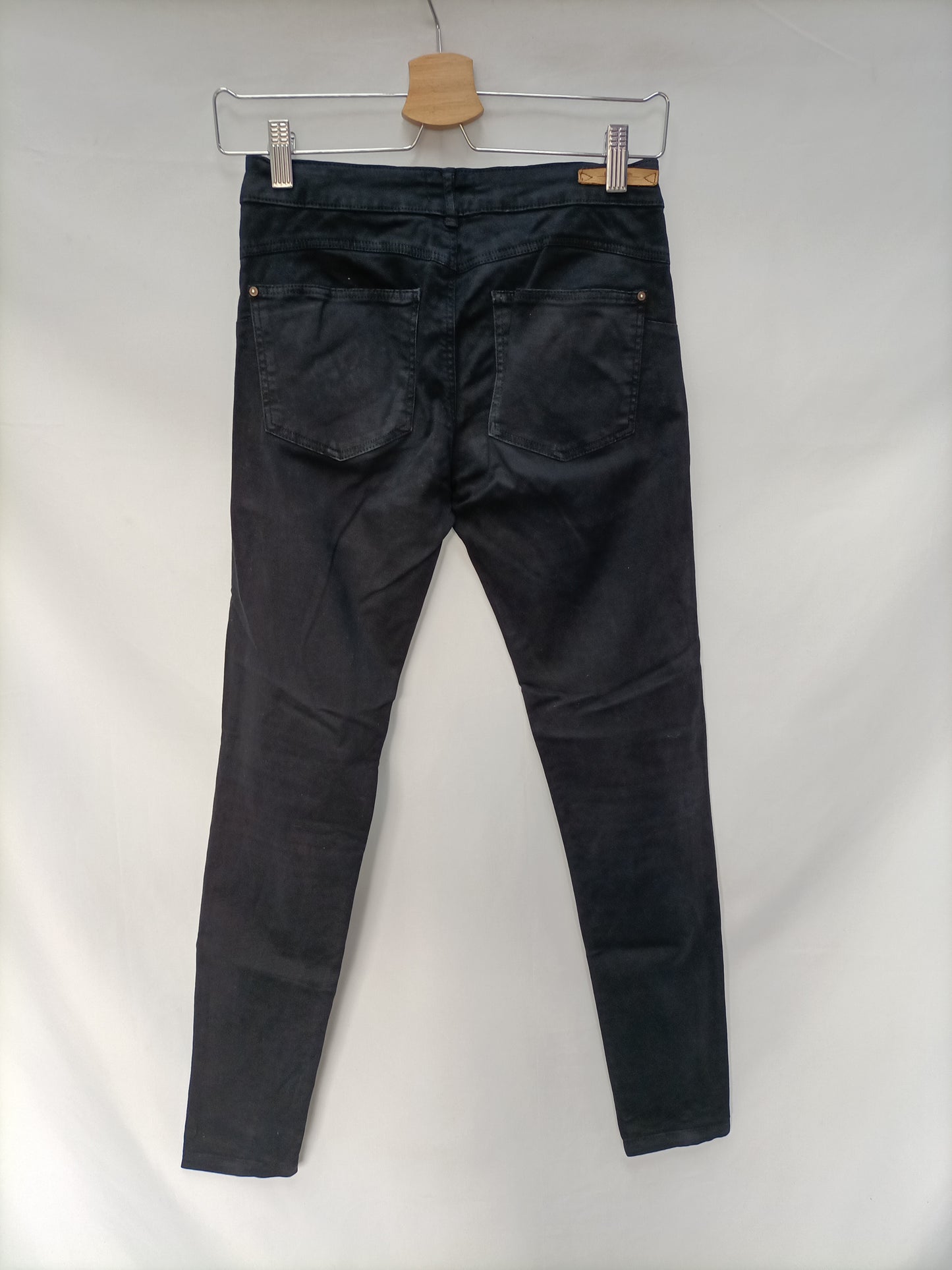 BERSHKA. Pitillo negro básico T.34