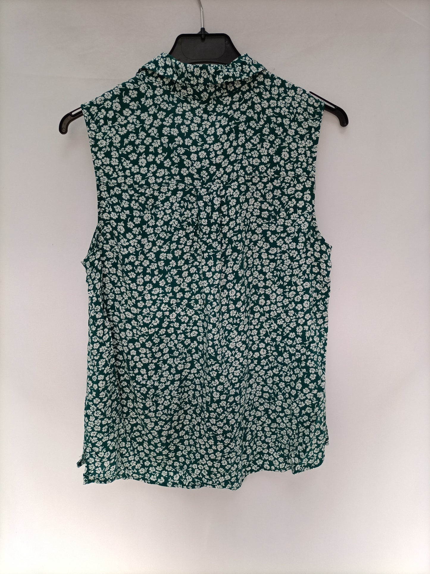 H&M. Green sleeveless blouse S.34