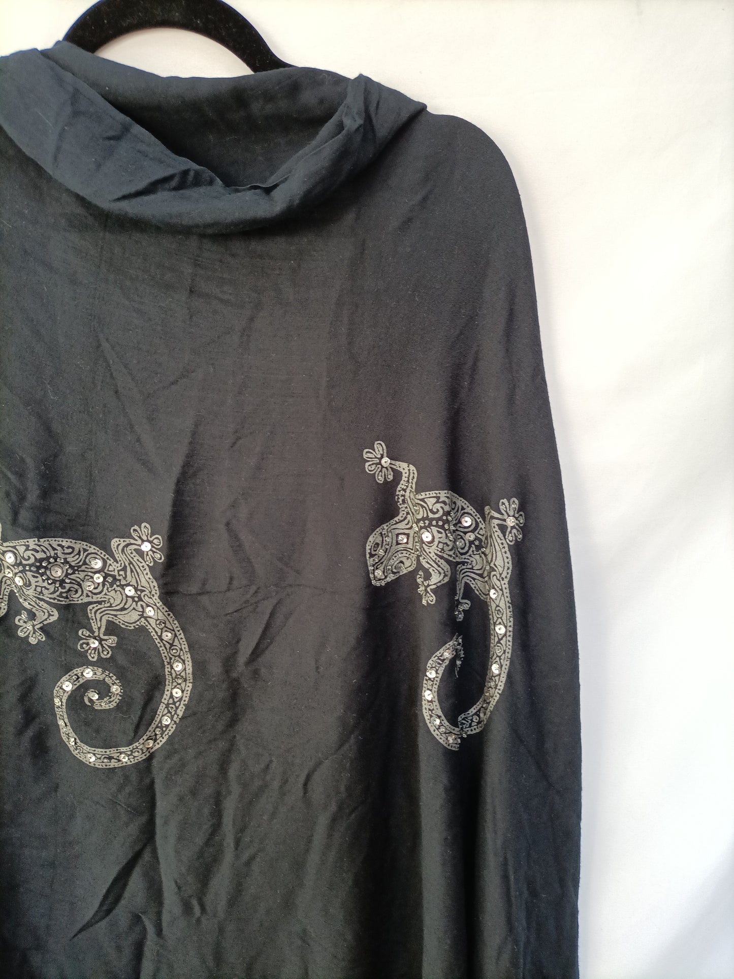 OTRAS. Fular negro lagartijas