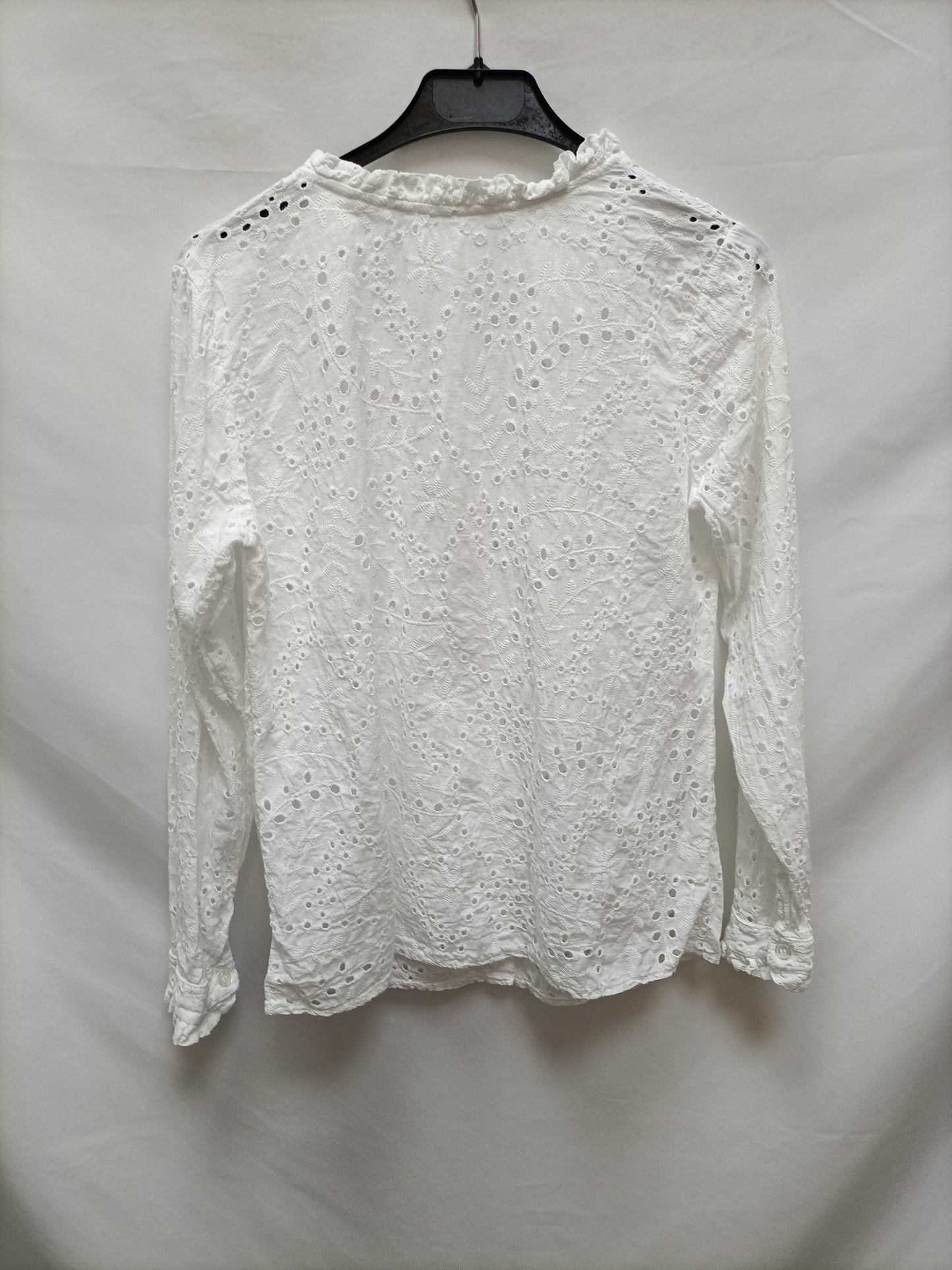 OTRAS. Blusa blanca troquelada T.u(s)