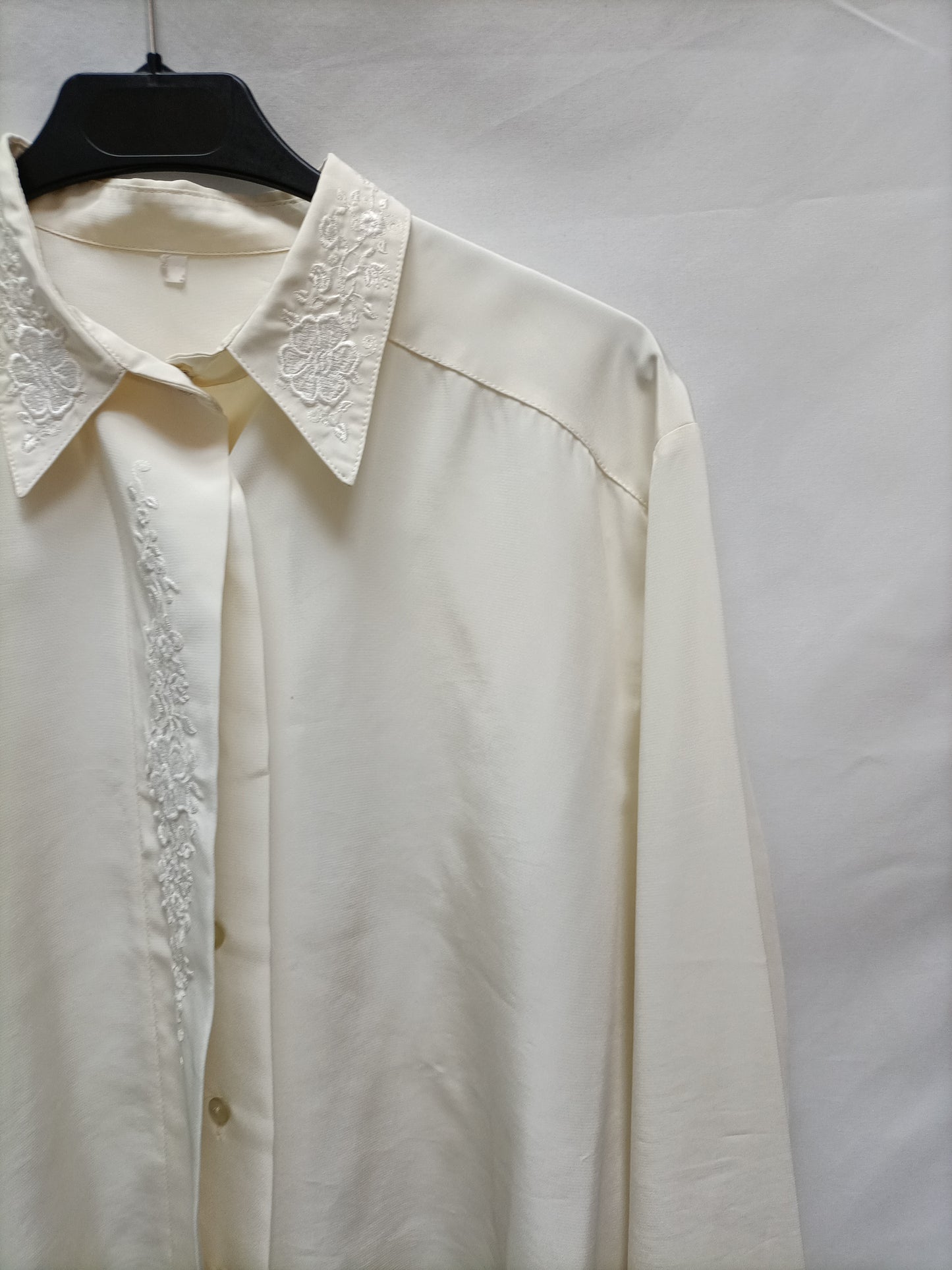 OTRAS. Blusa beige bordada T.u (m/l)