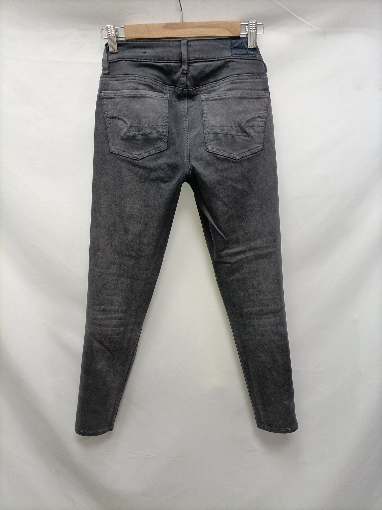 AMERICAN EAGLE. Jeans grises pitillo T.36