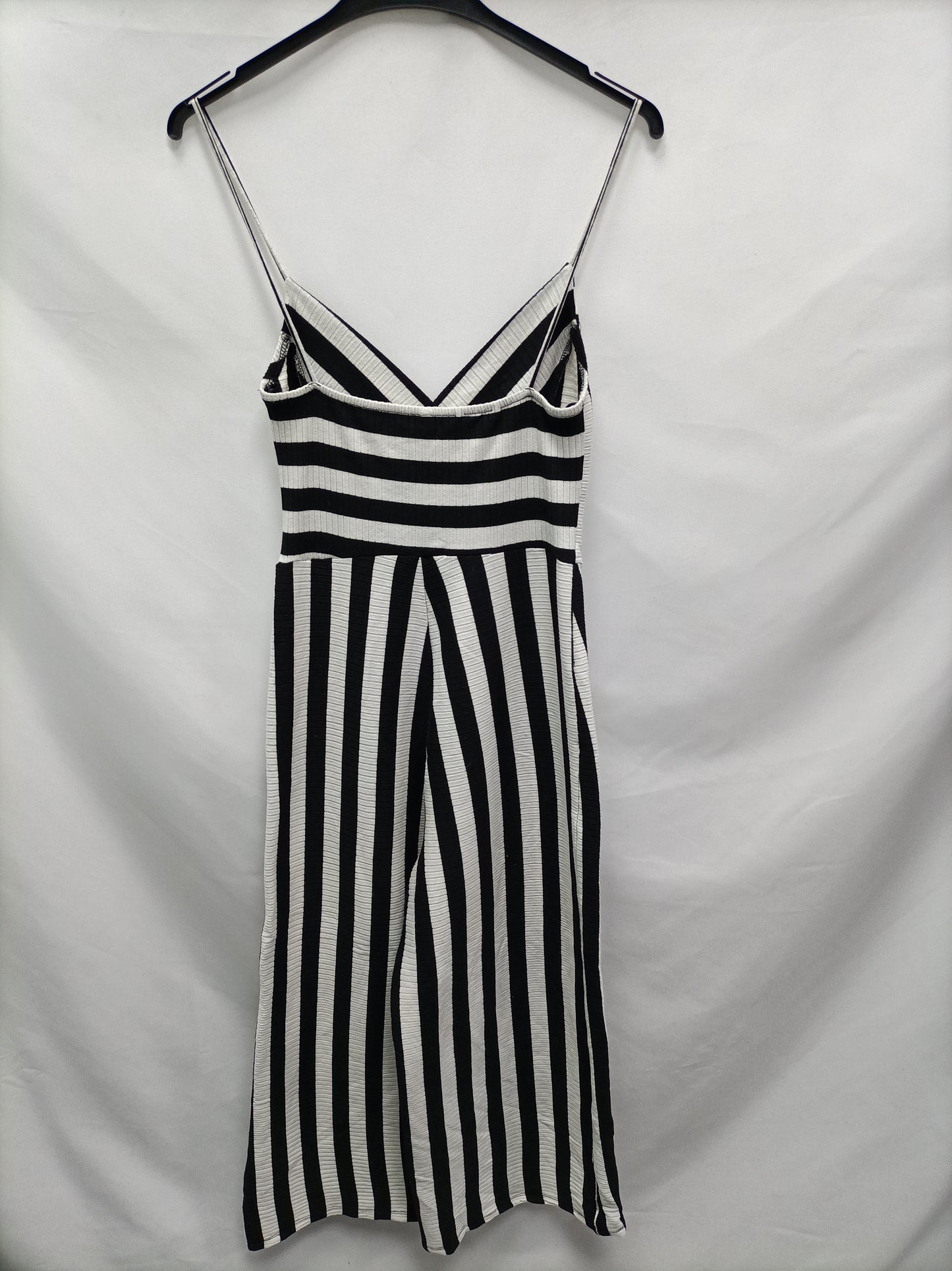 STRADIVARIUS. Mono rayas negro y blanco T.s