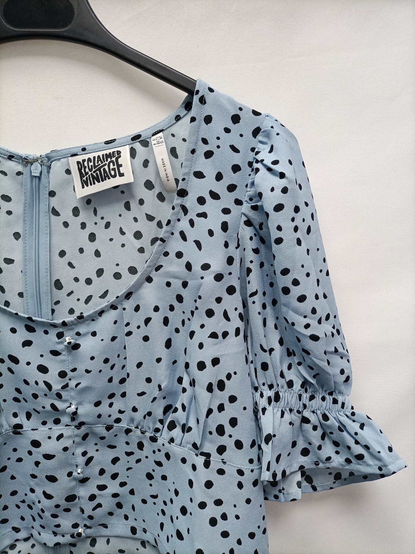 RECLAIMED VINTAGE. Blue polka dot top T.38
