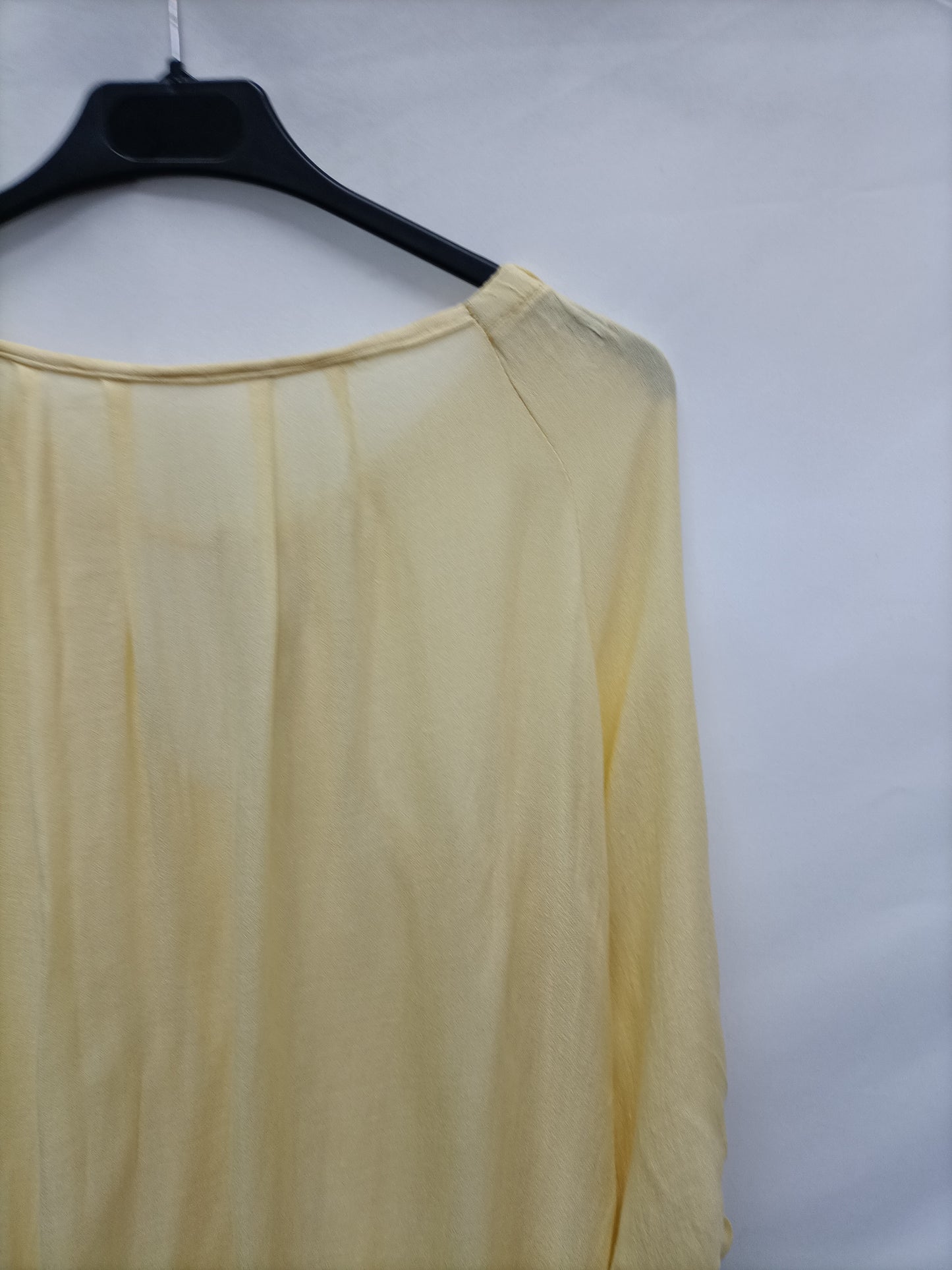 OTRAS. Blusa amarilla lazada Tu (s/m)