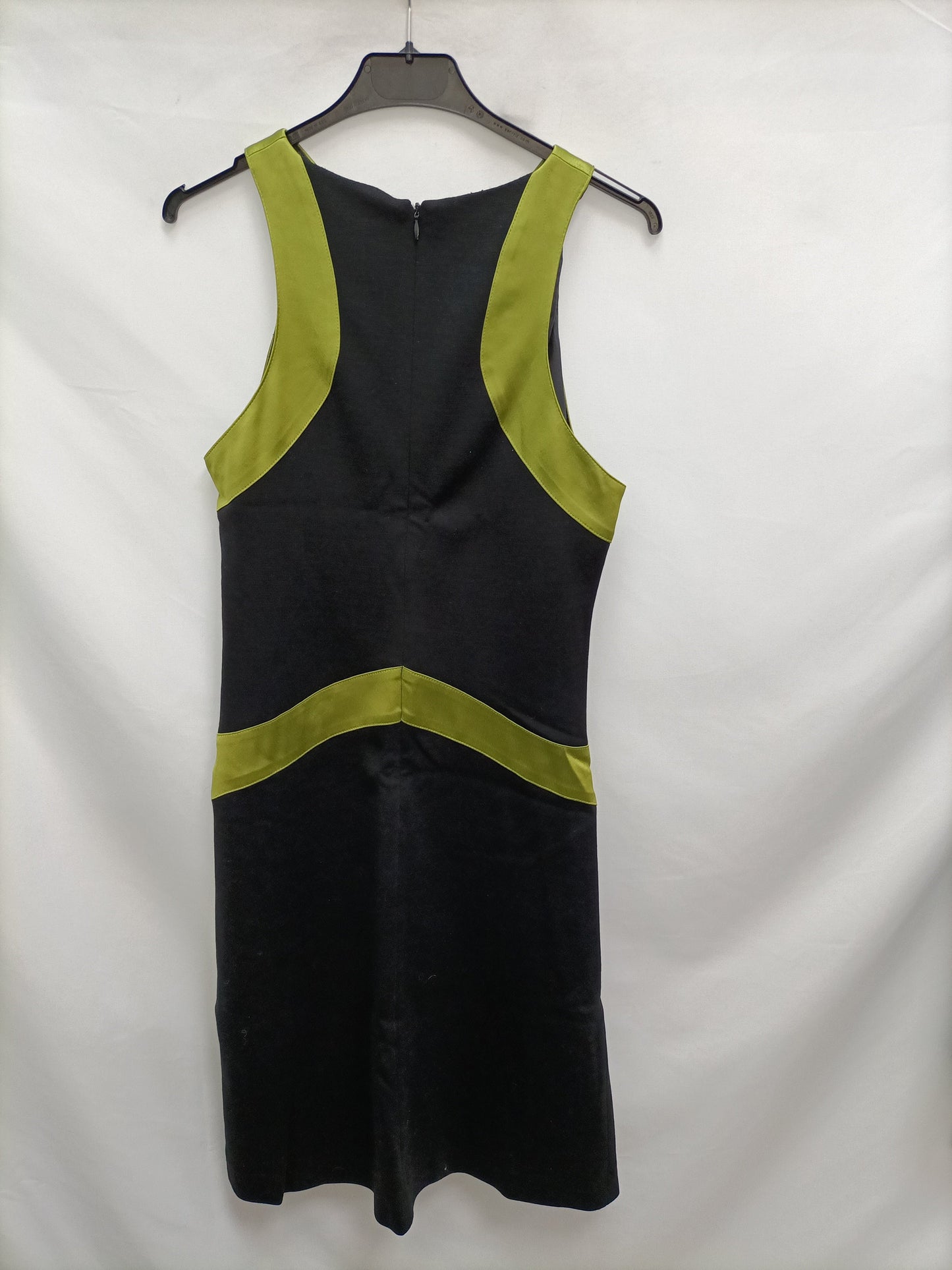 FUTURA. Vestido negro corto con detalles verdes T.40 (s/m)