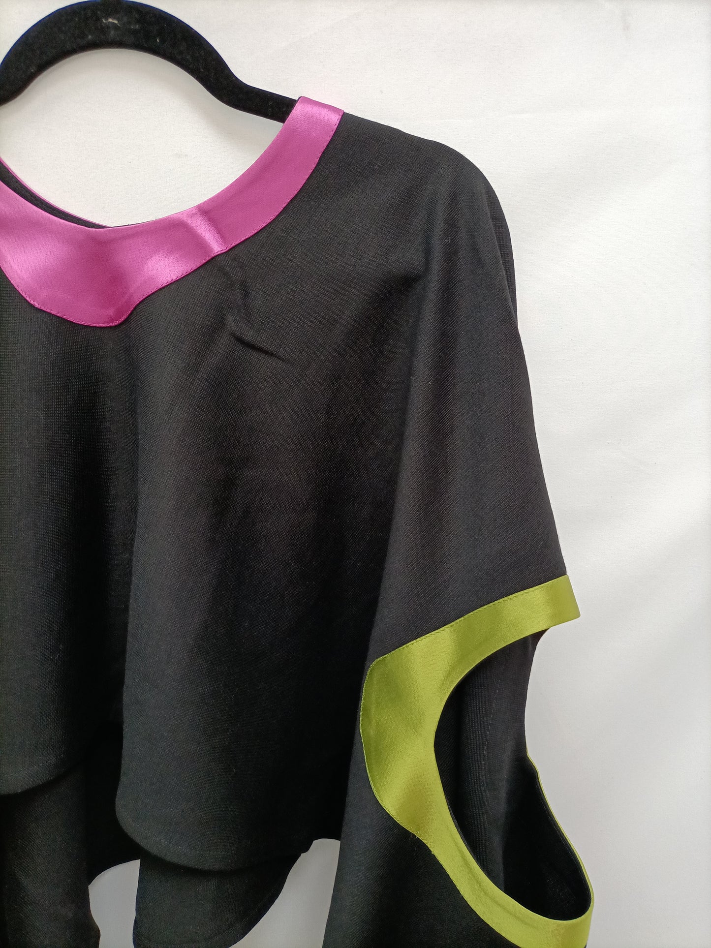 FUTURA. Vestido negro corto con detalles verdes T.40 poncho negro