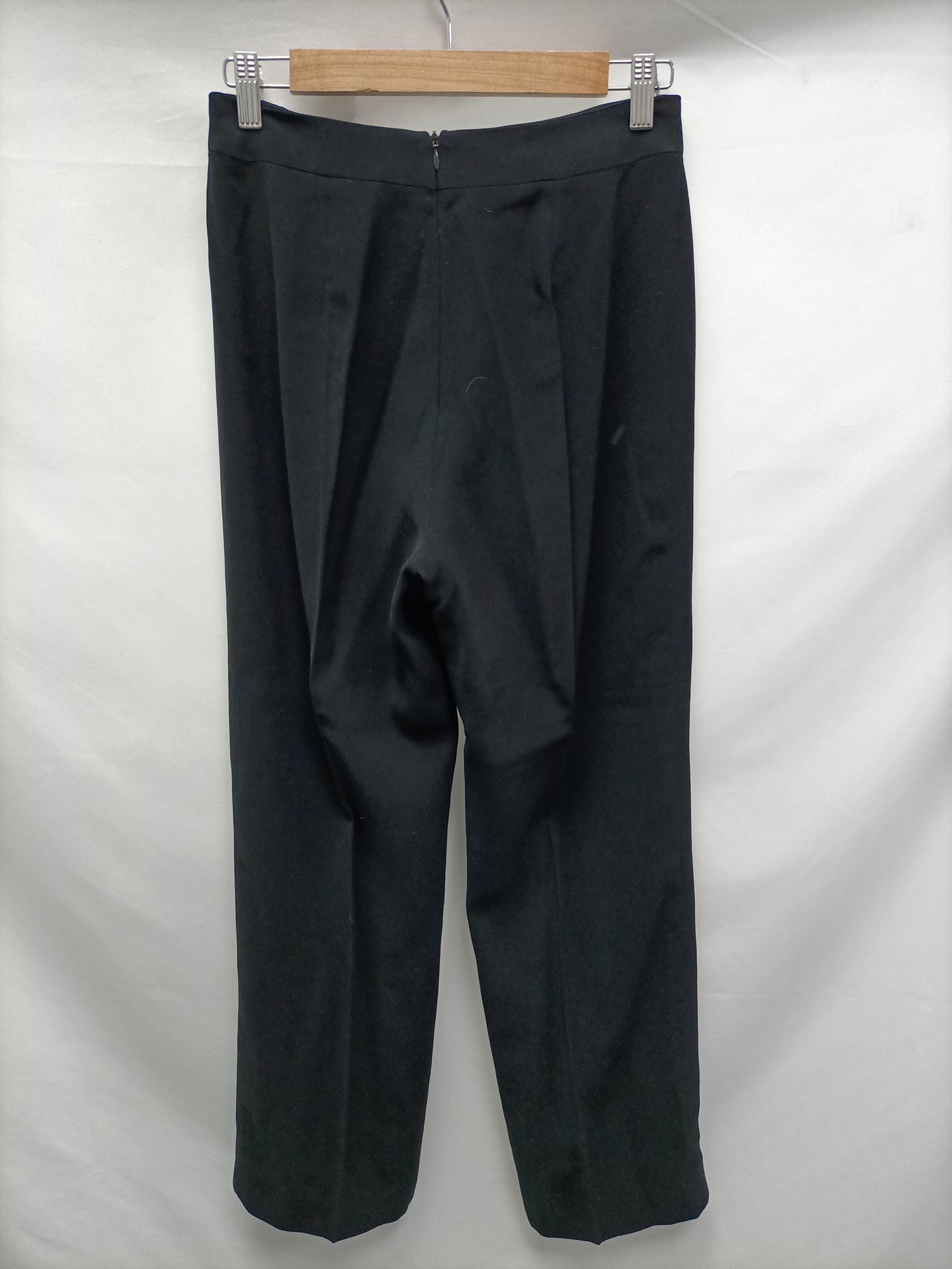 MOK. Total look pantalon de vestir y chaleco negro detalle lazo T.42