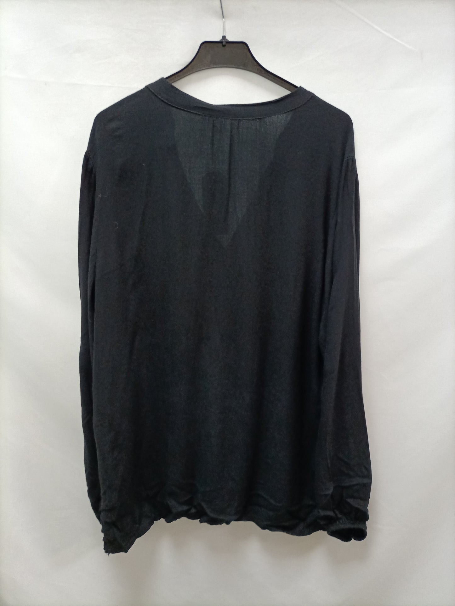 A PIE DE CALLE . Blusa negra fluida T.u (m/l)