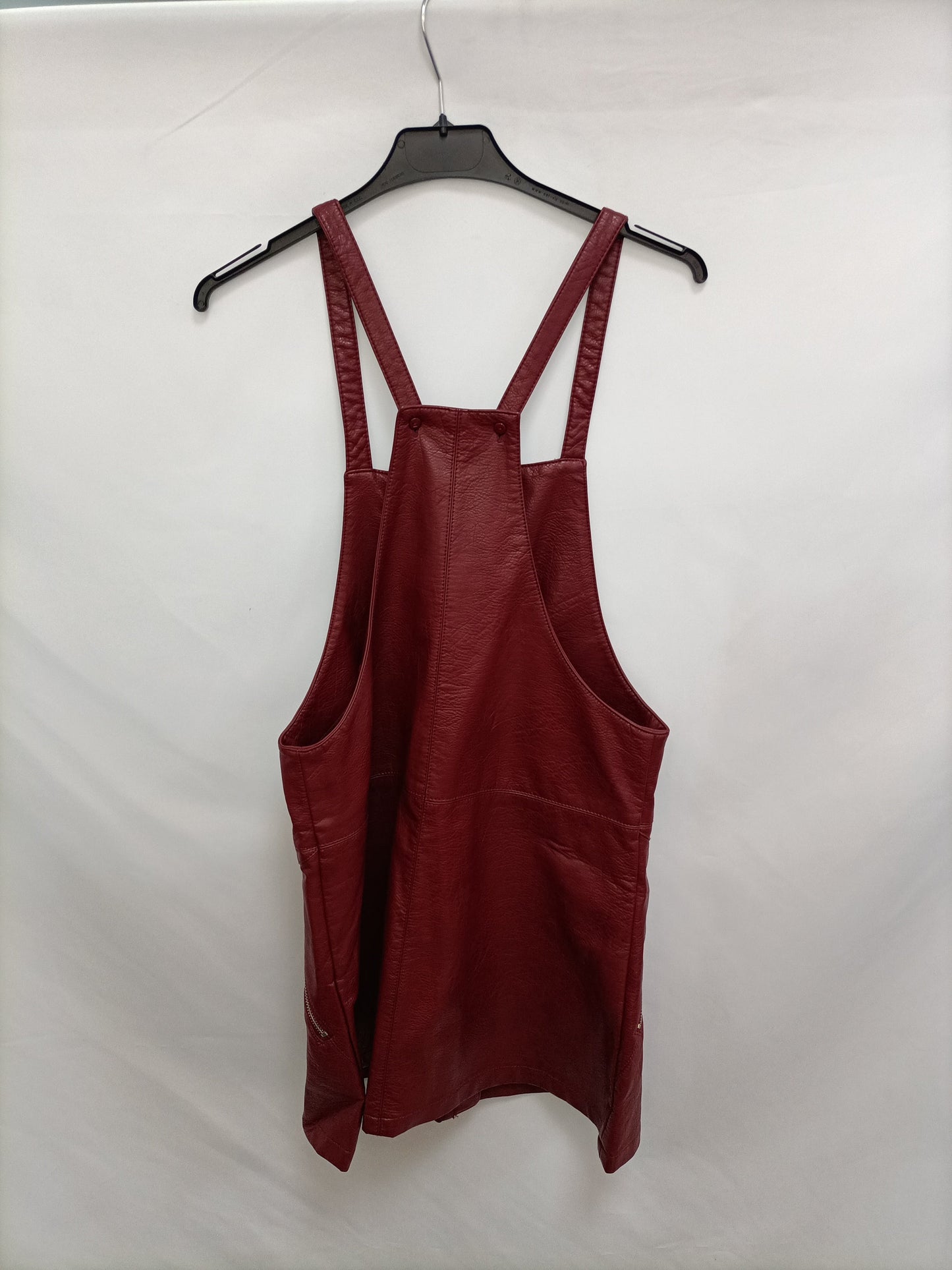 EASY WEAR. Peto burdeos polipiel T.m