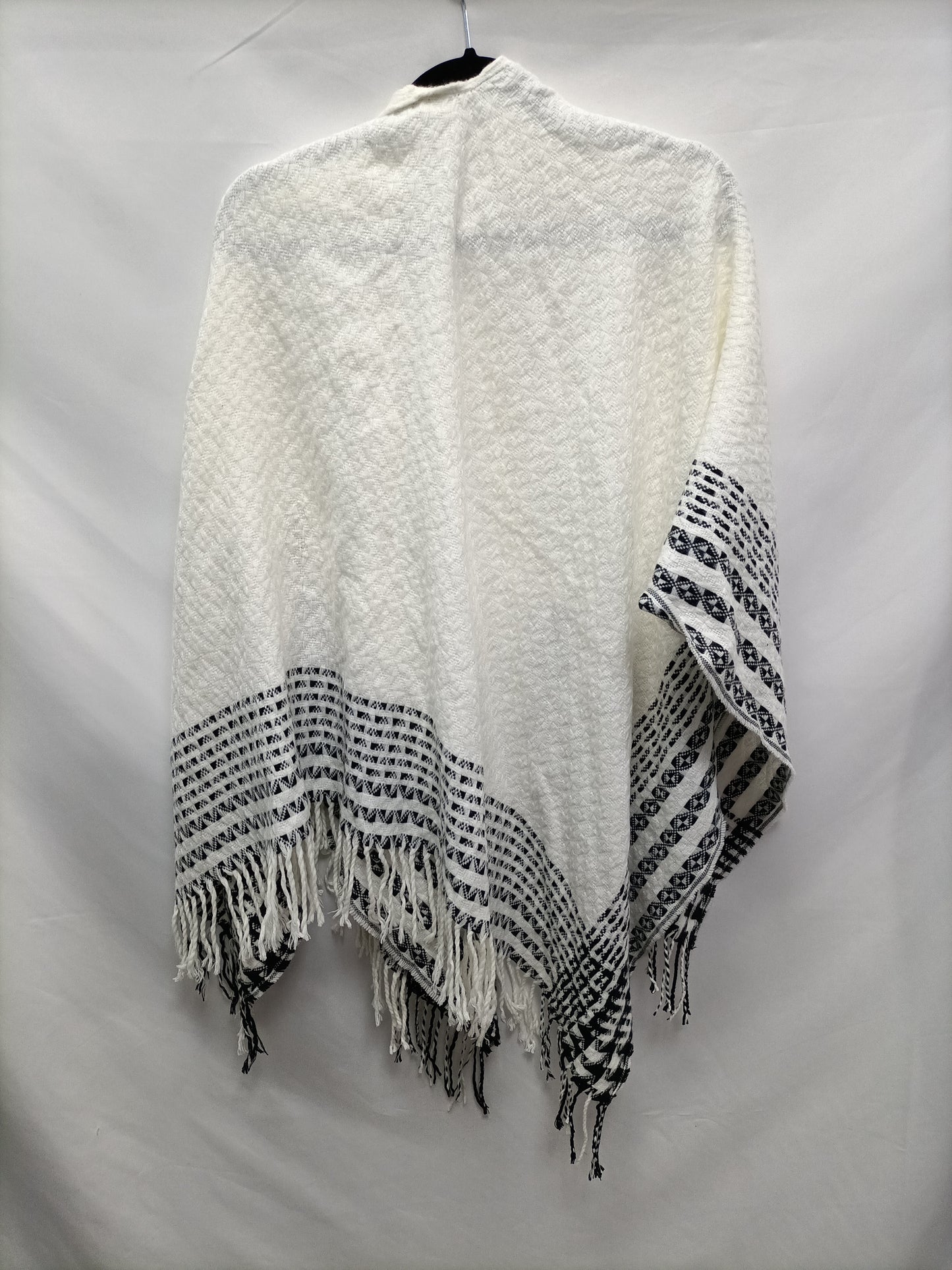 MarketOTRAS.Bufanda oversized blanca y negra