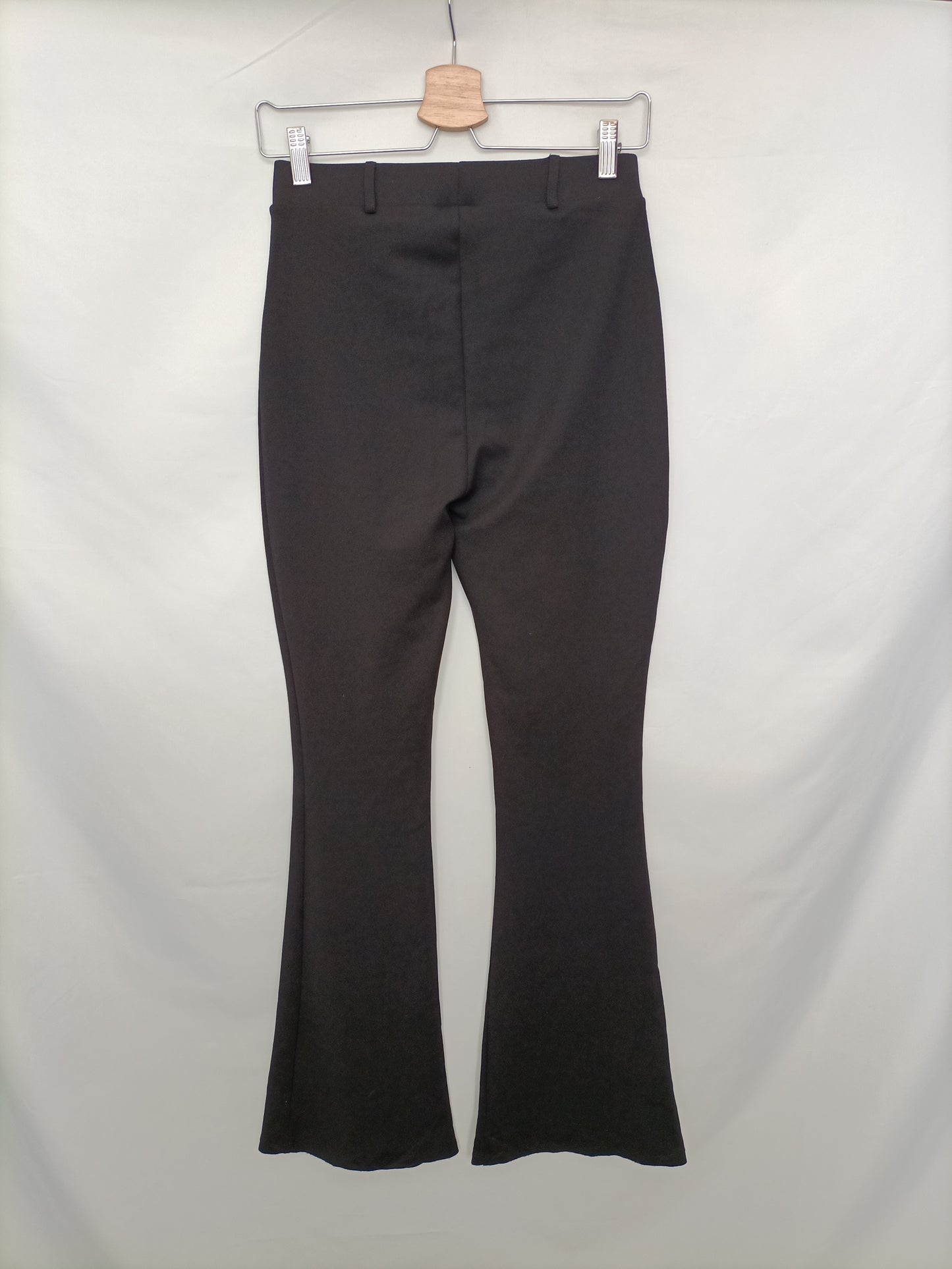 STRADIVARIUS. Pantalón negro campana T.l