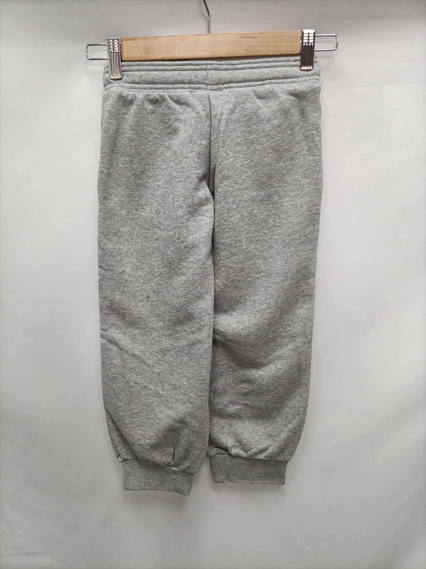 ADIDAS. Grey tracksuit trousers, size 6 years