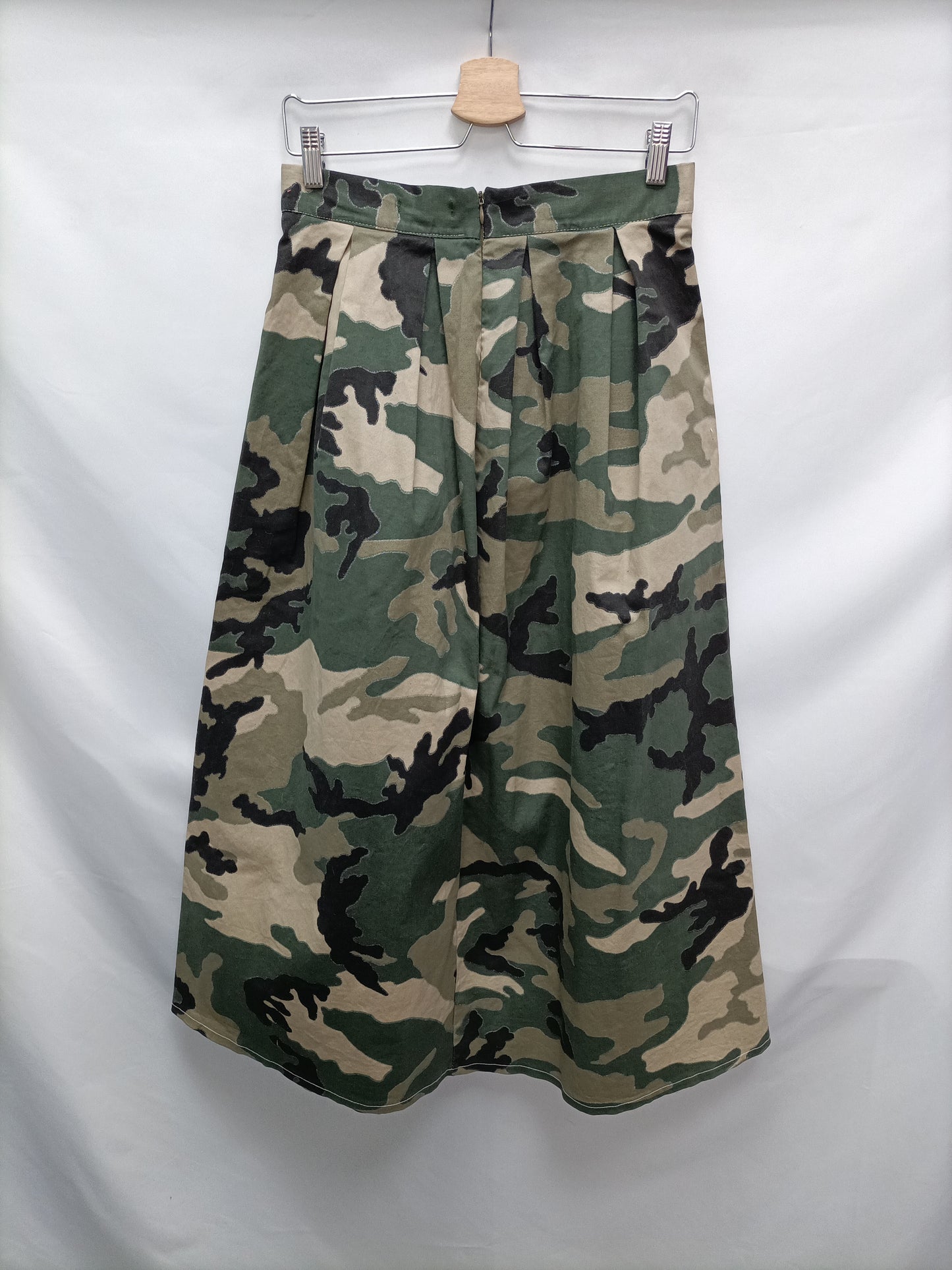 UP TO THE CAP. TM camouflage midi skirt