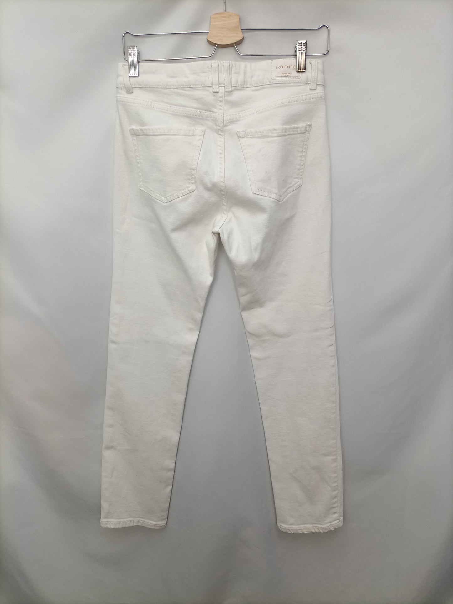 CORTEFIEL. Pantalón denim blancos T.38