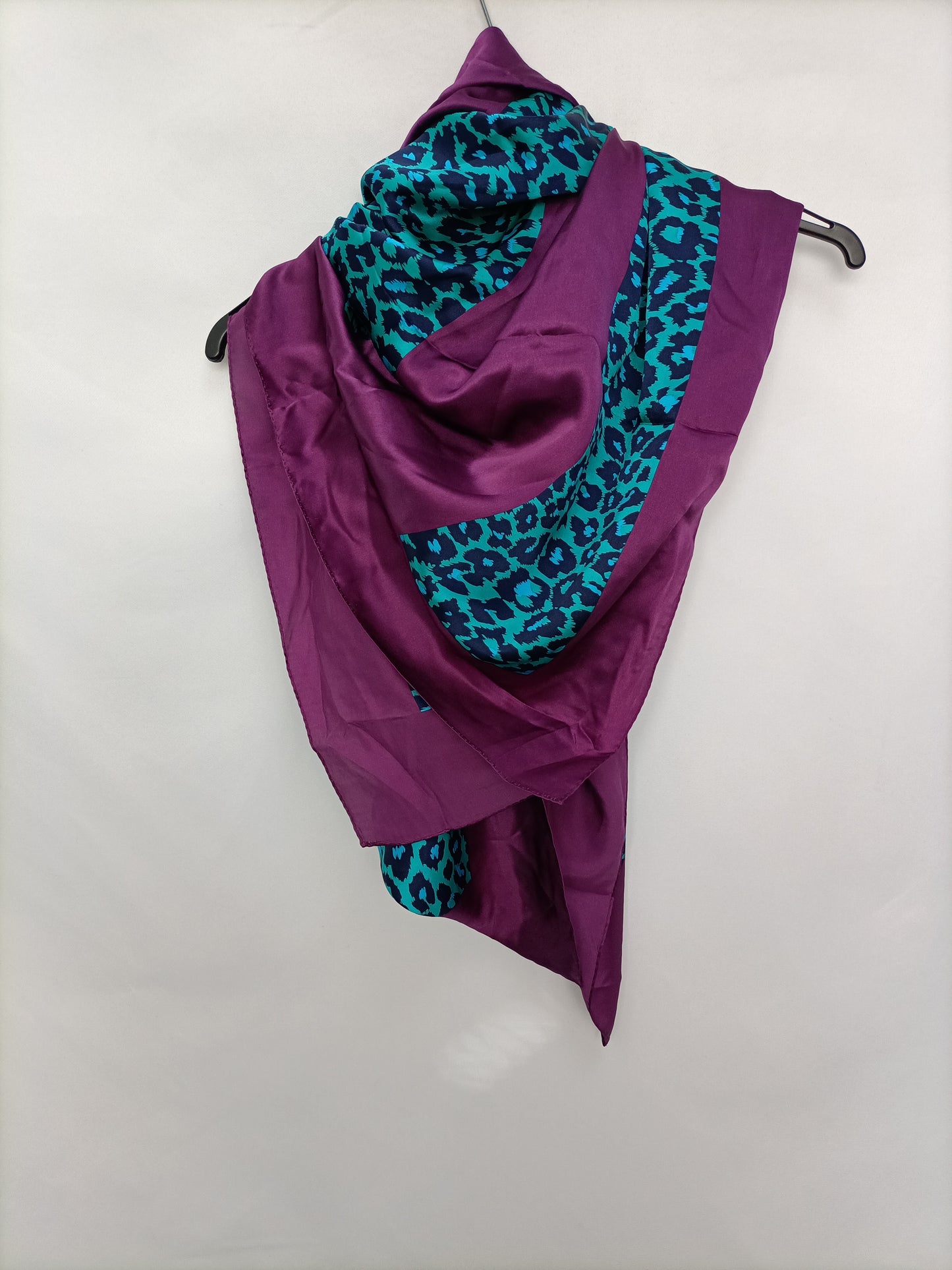 OTRAS. Pañuelo animal print