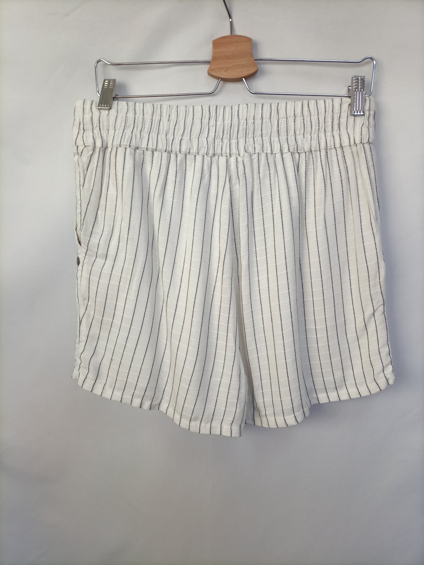 OBJECT. White striped shorts T.36