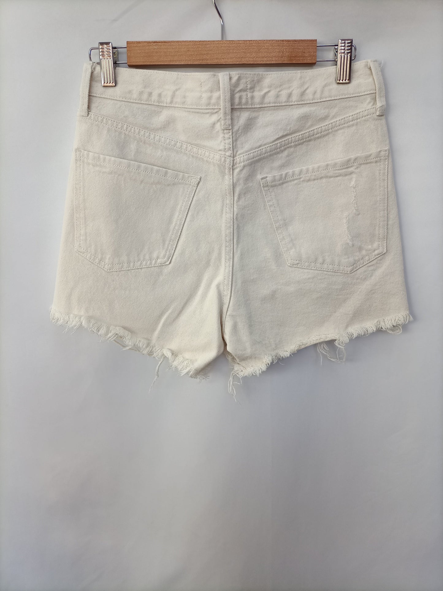 MANGO. Shorts beige rotos T.36