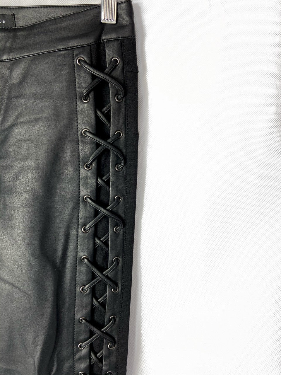 FOREVER UNIQUE. Pantalón cuerdas T.36