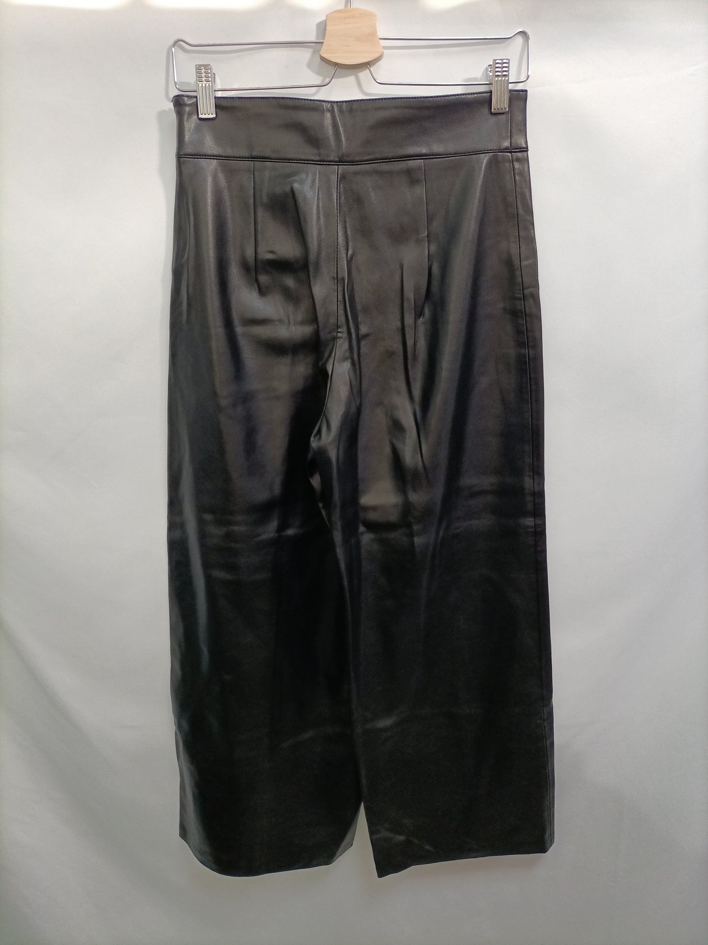 ZARA. Pantalón culotte polipiel T.s