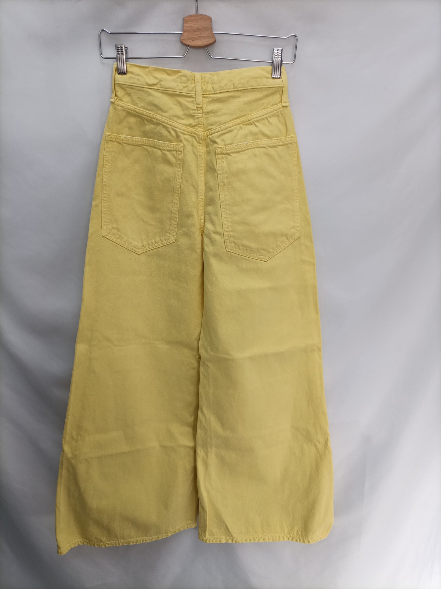 ZARA. Pantalón denim amarillo T.34