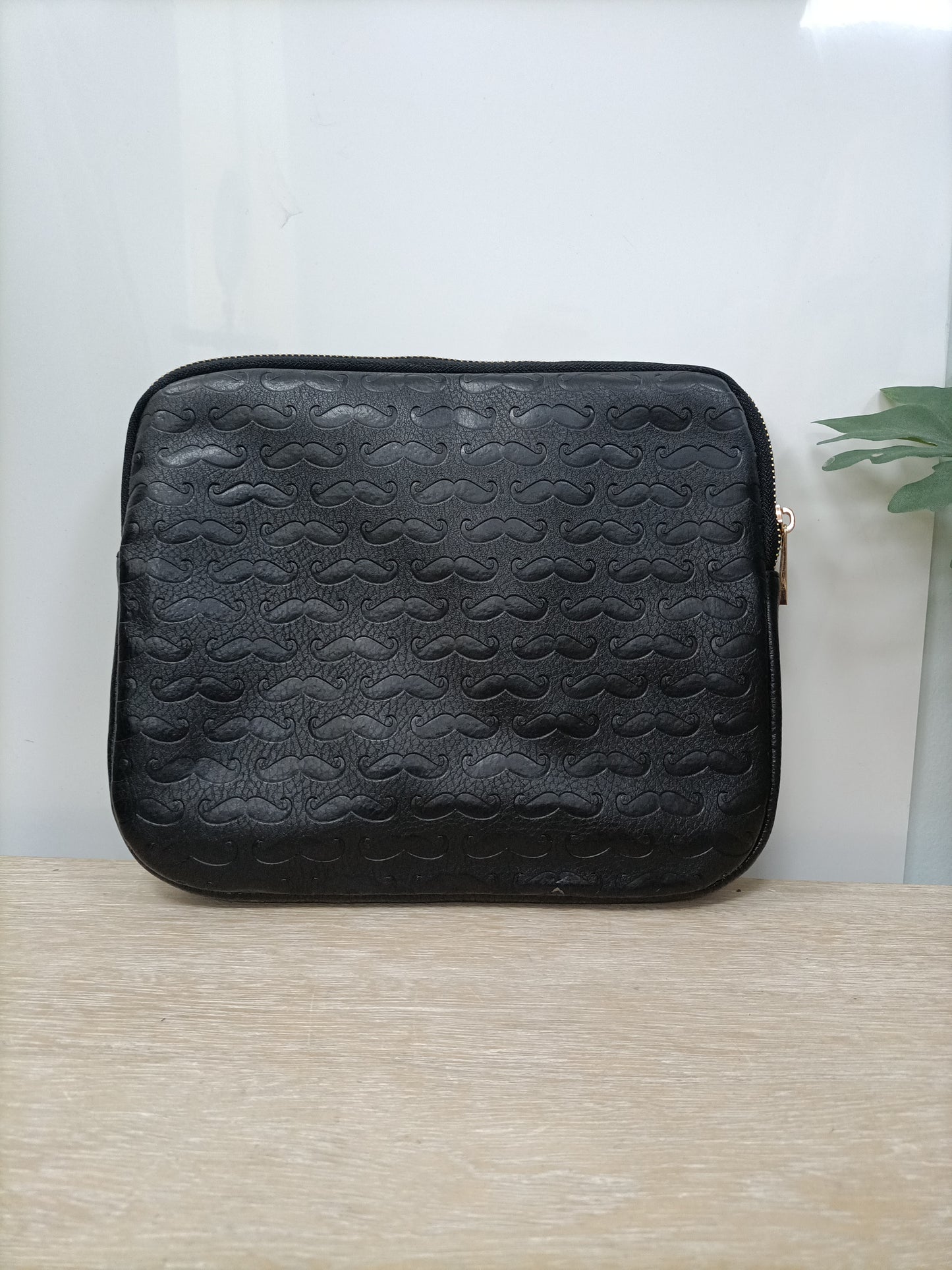 BERSHKA. Funda tablet bigotes