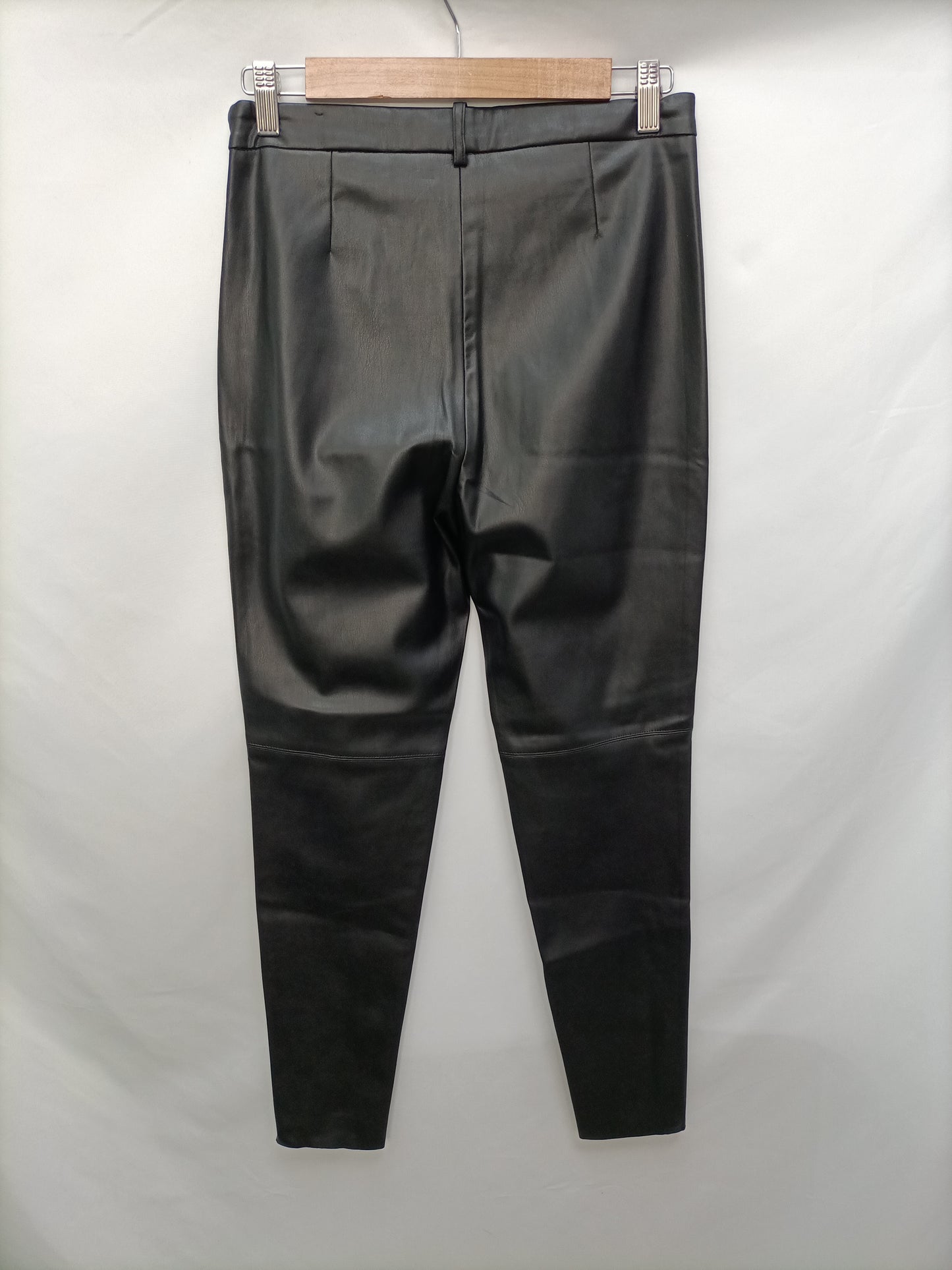 ZARA. Pantalón efecto piel T.m