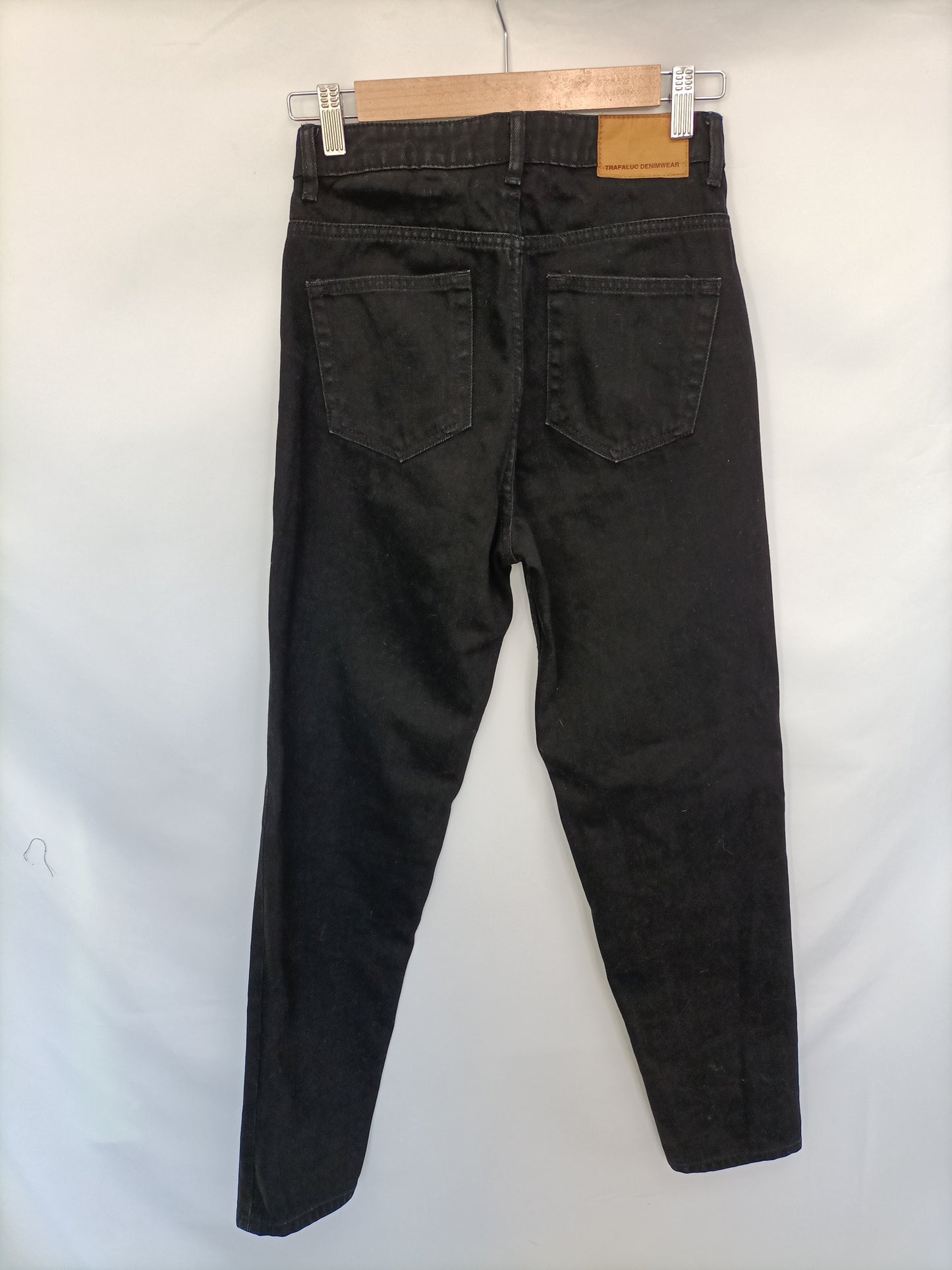 ZARA. Pantalón negro denim T.34