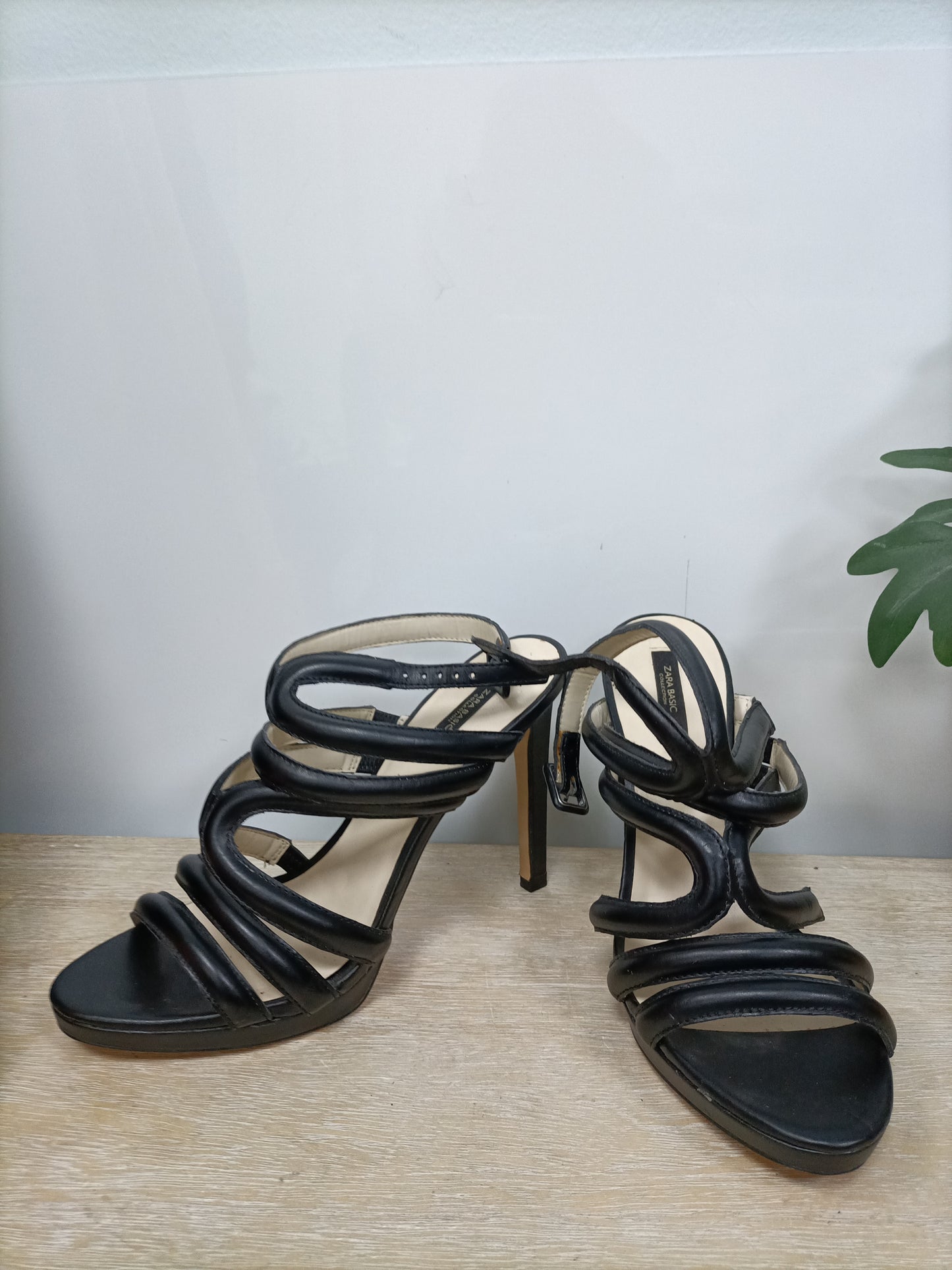 ZARA. Black strappy sandals, size 40