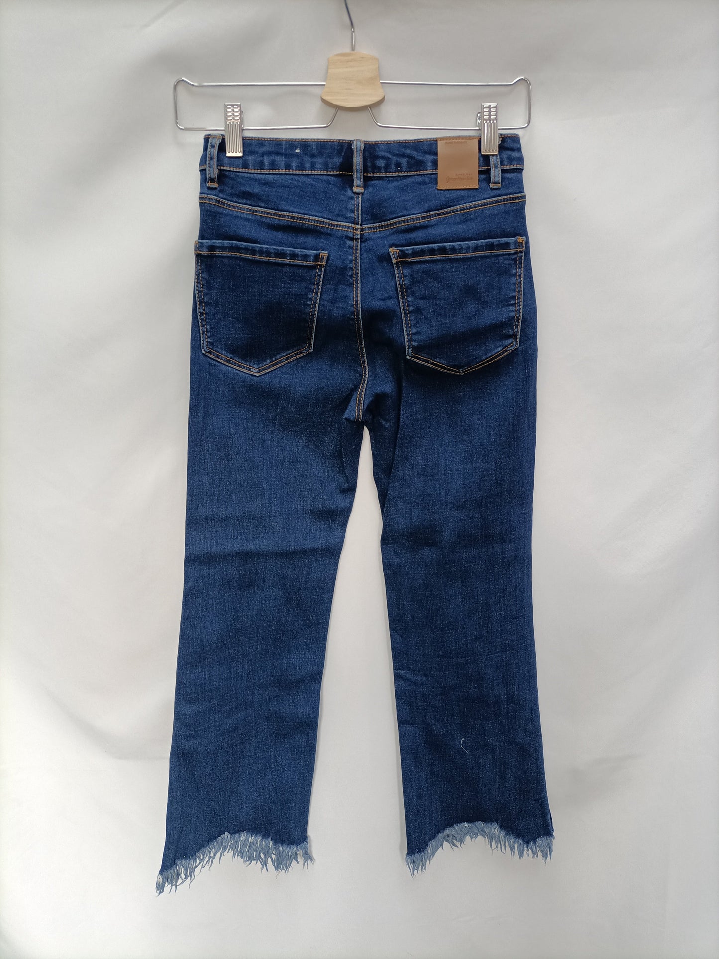 STRADIVARIUS. Pantalón vaquero flecosT.34